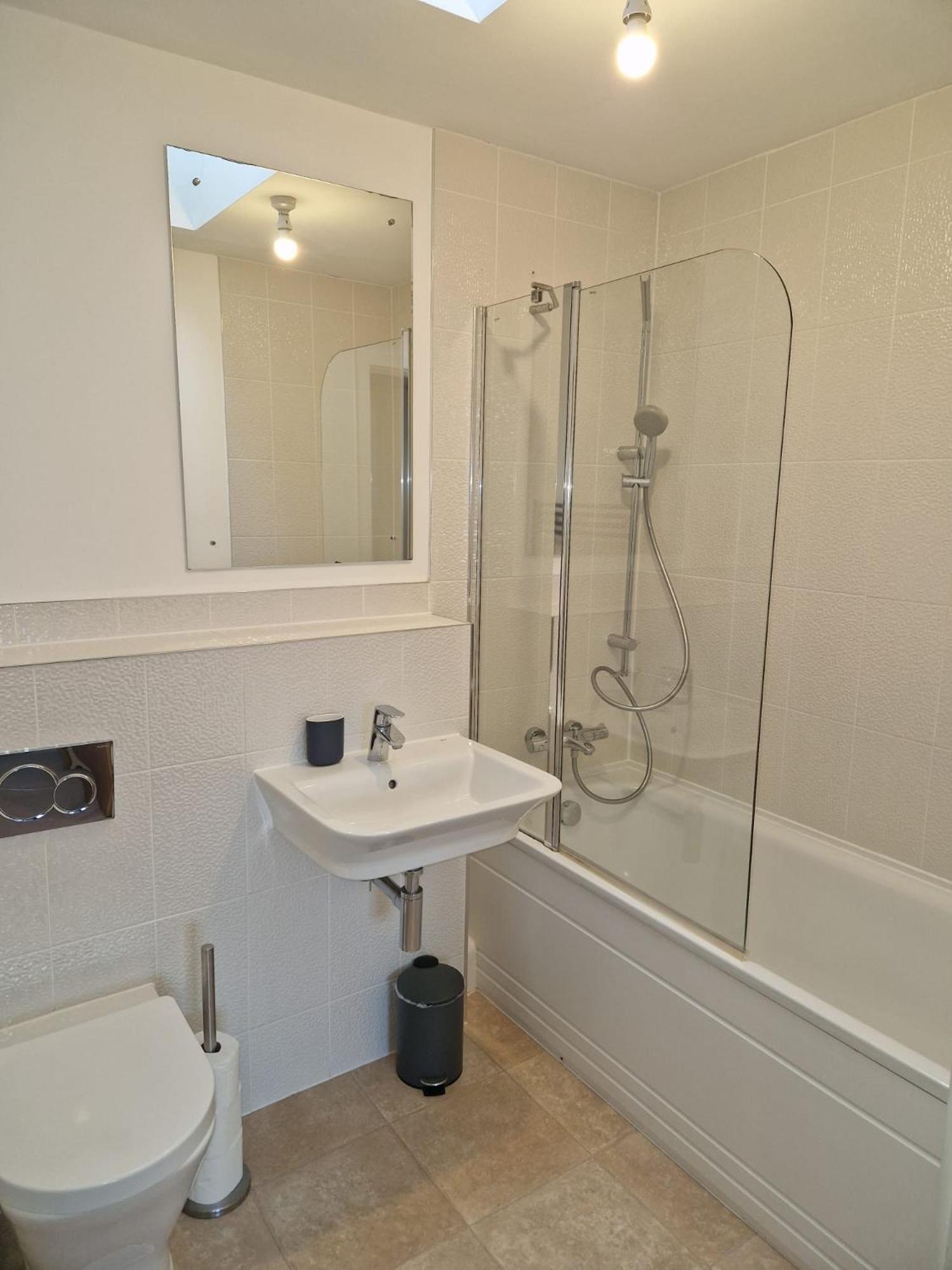- Robin Coach House - Located On Outskirts In North - Modern 2 Bedroom With Parking - Suitable For Small Family, Couple Or Contractors - Hosted By Rentmyhouse Apartment Hereford