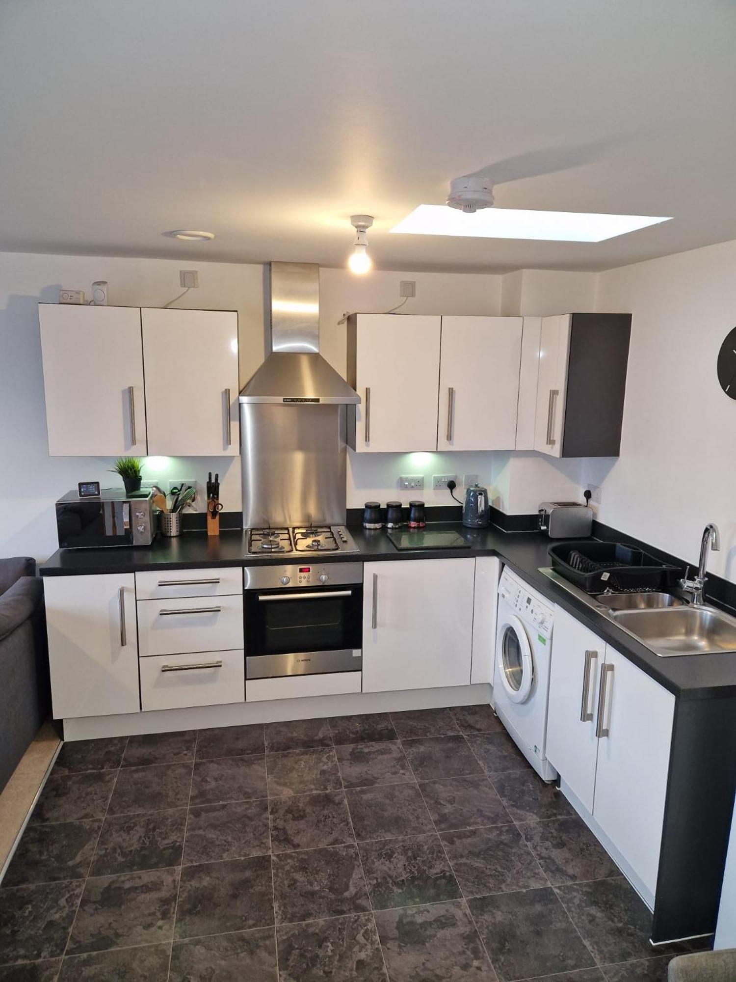 Apartment - Robin Coach House - Located On Outskirts In North - Modern 2 Bedroom With Parking - Suitable For Small Family, Couple Or Contractors - Hosted By Rentmyhouse Hereford