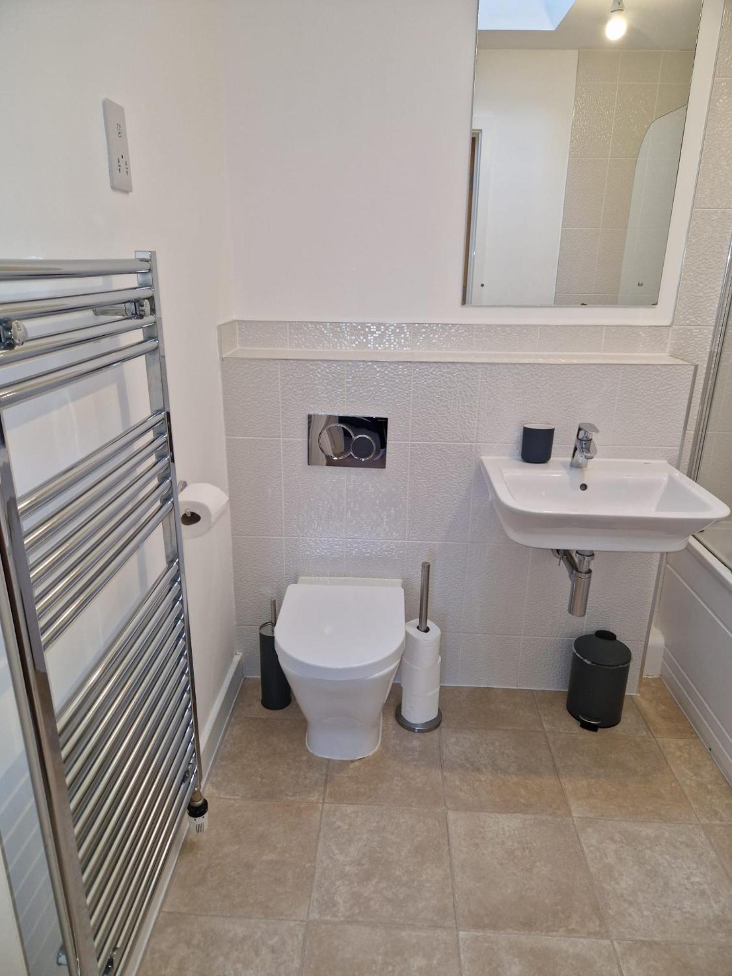 - Robin Coach House - Located On Outskirts In North - Modern 2 Bedroom With Parking - Suitable For Small Family, Couple Or Contractors - Hosted By Rentmyhouse *