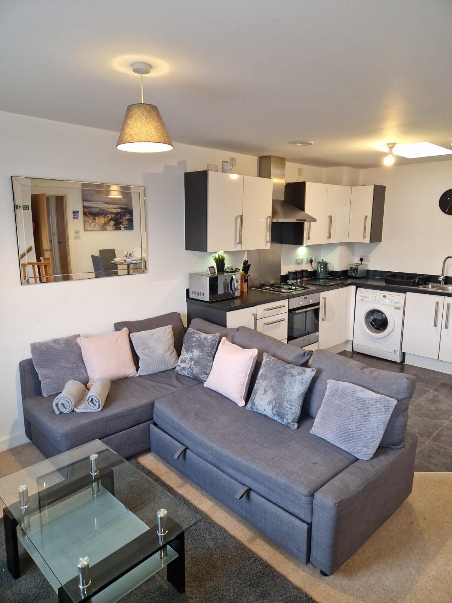 - Robin Coach House - Located On Outskirts In North - Modern 2 Bedroom With Parking - Suitable For Small Family, Couple Or Contractors - Hosted By Rentmyhouse * Hereford
