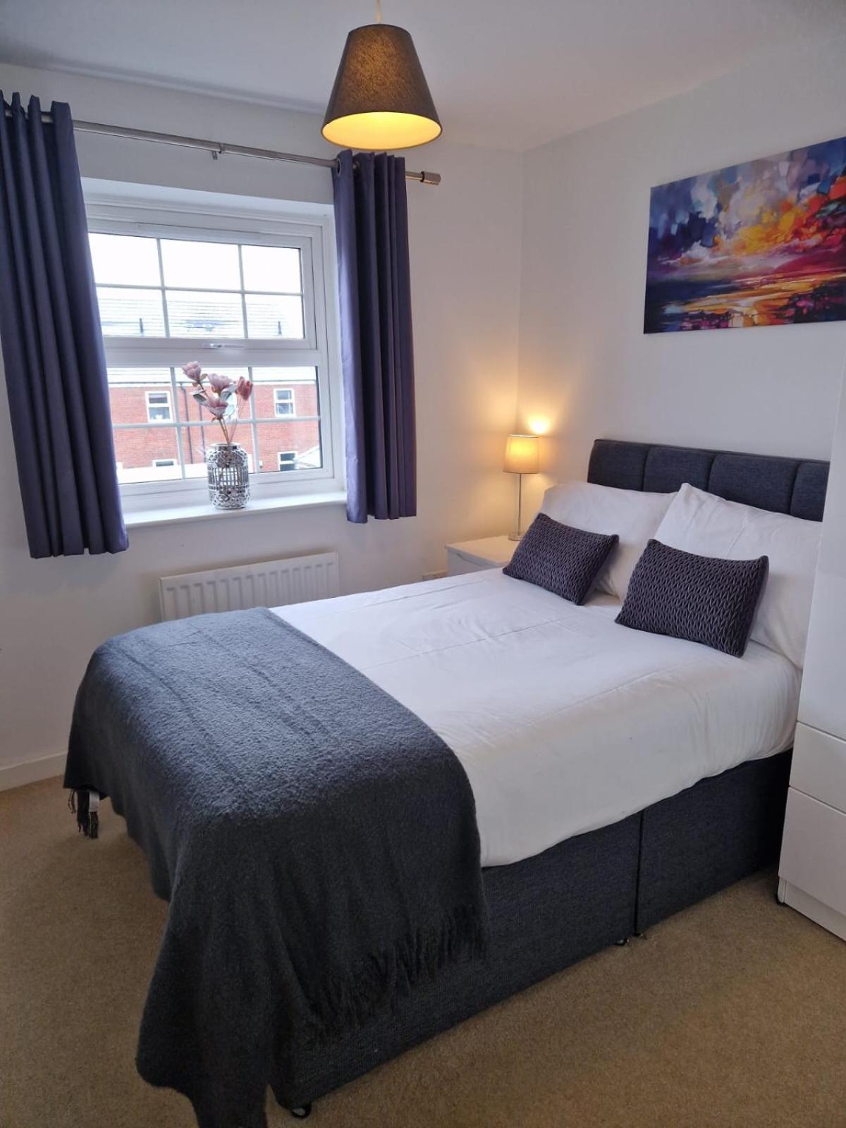 - Robin Coach House - Located On Outskirts In North - Modern 2 Bedroom With Parking - Suitable For Small Family, Couple Or Contractors - Hosted By Rentmyhouse Apartment
