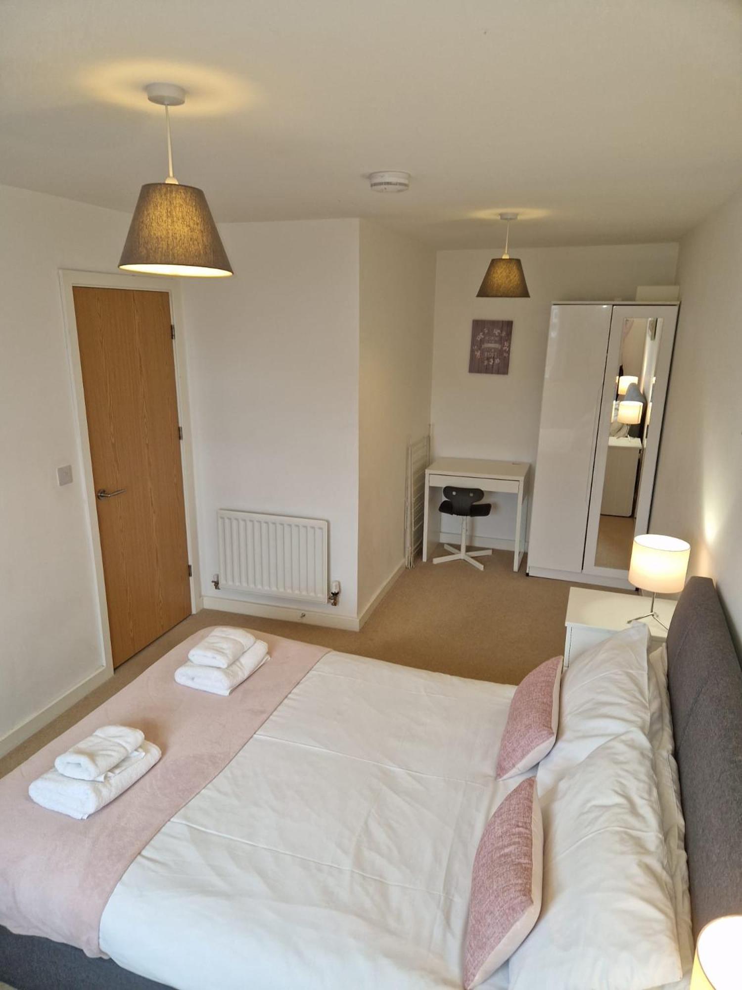 Apartment - Robin Coach House - Located On Outskirts In North - Modern 2 Bedroom With Parking - Suitable For Small Family, Couple Or Contractors - Hosted By Rentmyhouse Hereford