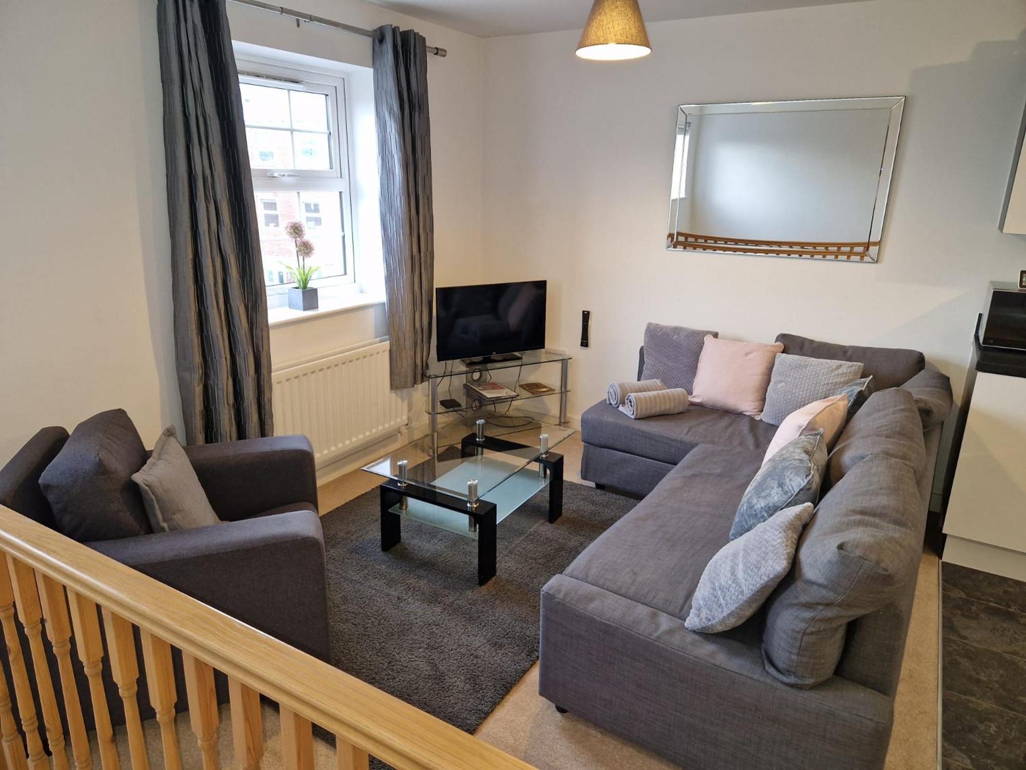 - Robin Coach House - Located On Outskirts In North - Modern 2 Bedroom With Parking - Suitable For Small Family, Couple Or Contractors - Hosted By Rentmyhouse