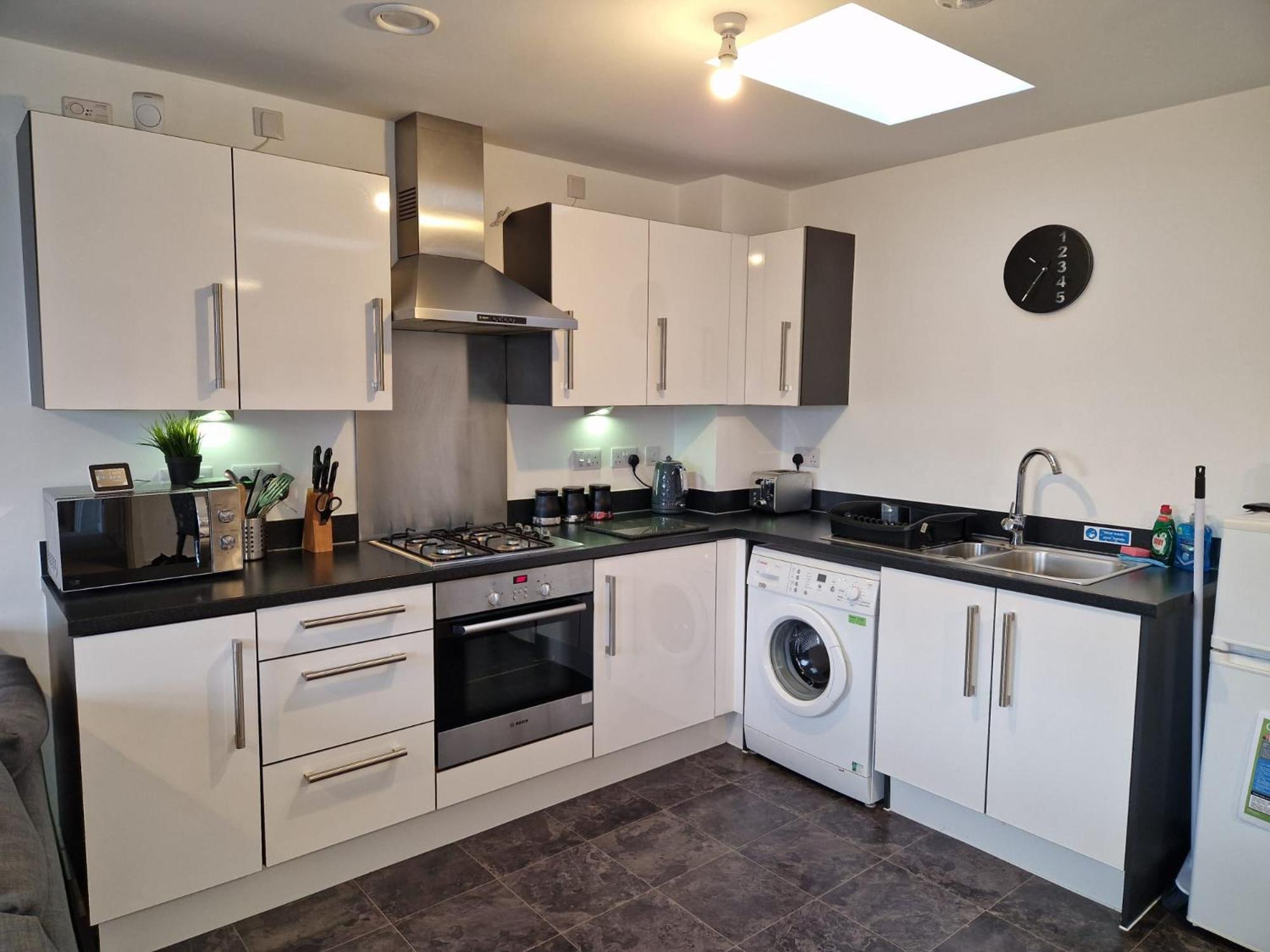 - Robin Coach House - Located On Outskirts In North - Modern 2 Bedroom With Parking - Suitable For Small Family, Couple Or Contractors - Hosted By Rentmyhouse Apartment *