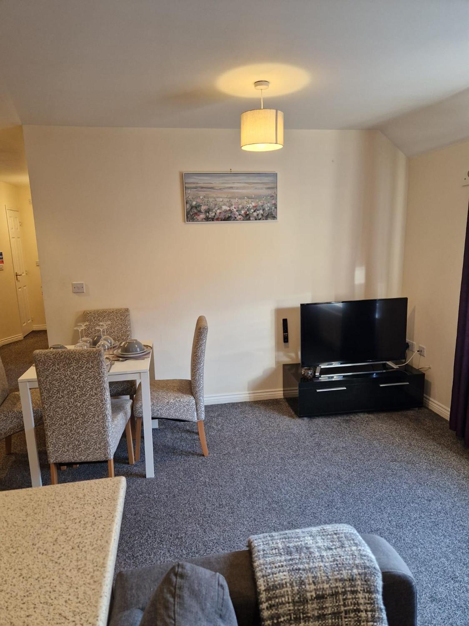 Apartment - Mayflower Coach House, Modern 2 Bedroom With Parking, Located South Of City, Suitable For Small Family, Couple Or Contractors - Sleeps Up To 5 Guests - Hosted By Rentmyhouse