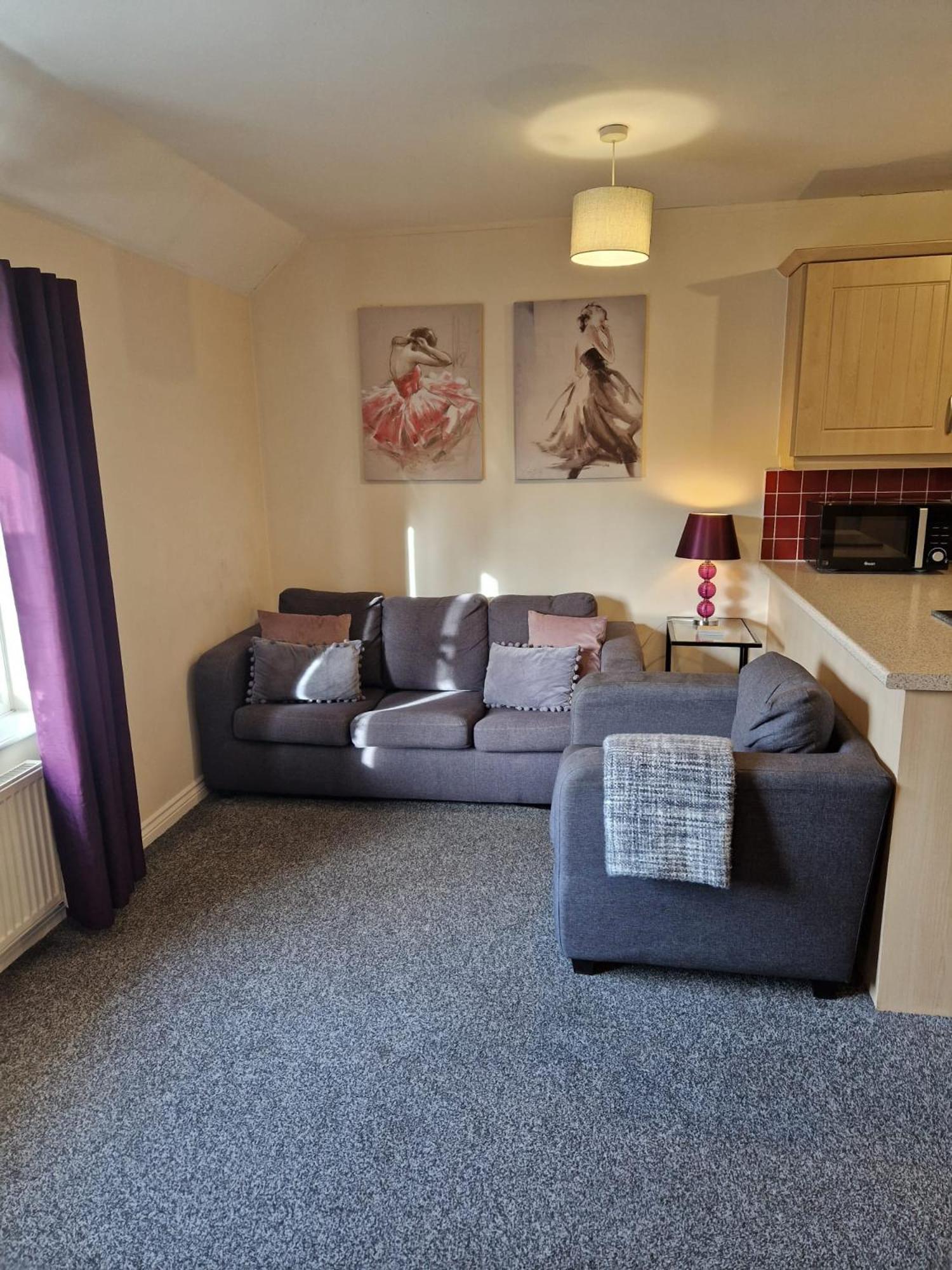 - Mayflower Coach House, Modern 2 Bedroom With Parking, Located South Of City, Suitable For Small Family, Couple Or Contractors - Sleeps Up To 5 Guests - Hosted By Rentmyhouse Apartment *