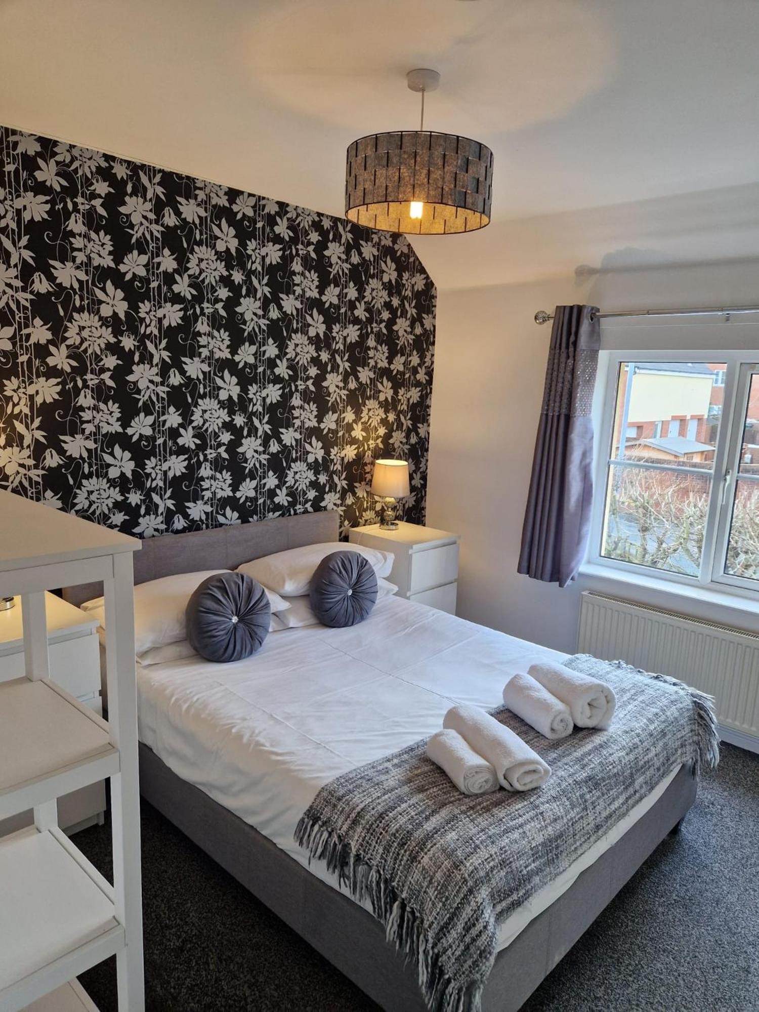 Apartment - Mayflower Coach House, Modern 2 Bedroom With Parking, Located South Of City, Suitable For Small Family, Couple Or Contractors - Sleeps Up To 5 Guests - Hosted By Rentmyhouse *