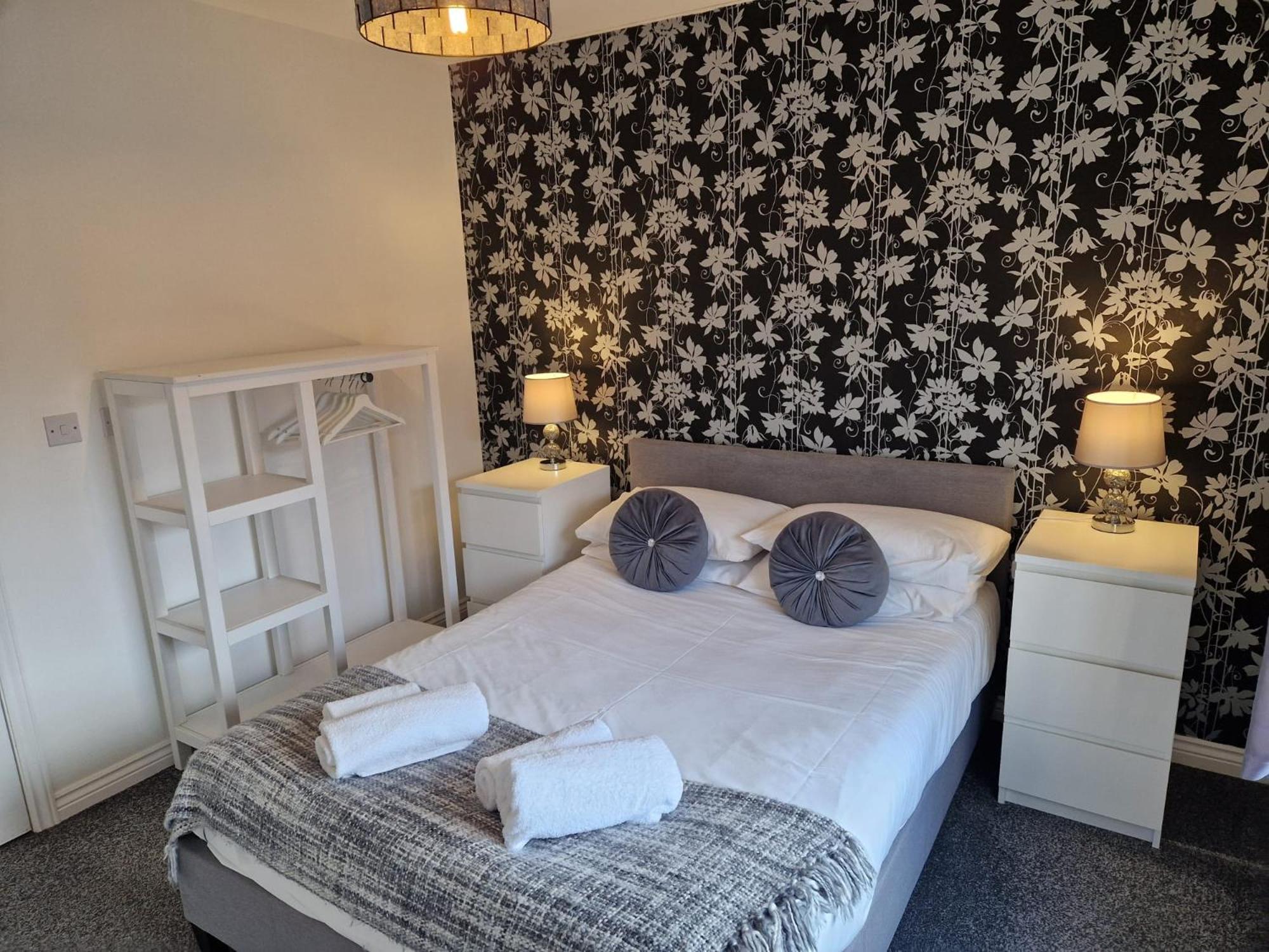 - Mayflower Coach House, Modern 2 Bedroom With Parking, Located South Of City, Suitable For Small Family, Couple Or Contractors - Sleeps Up To 5 Guests - Hosted By Rentmyhouse Apartment Hereford