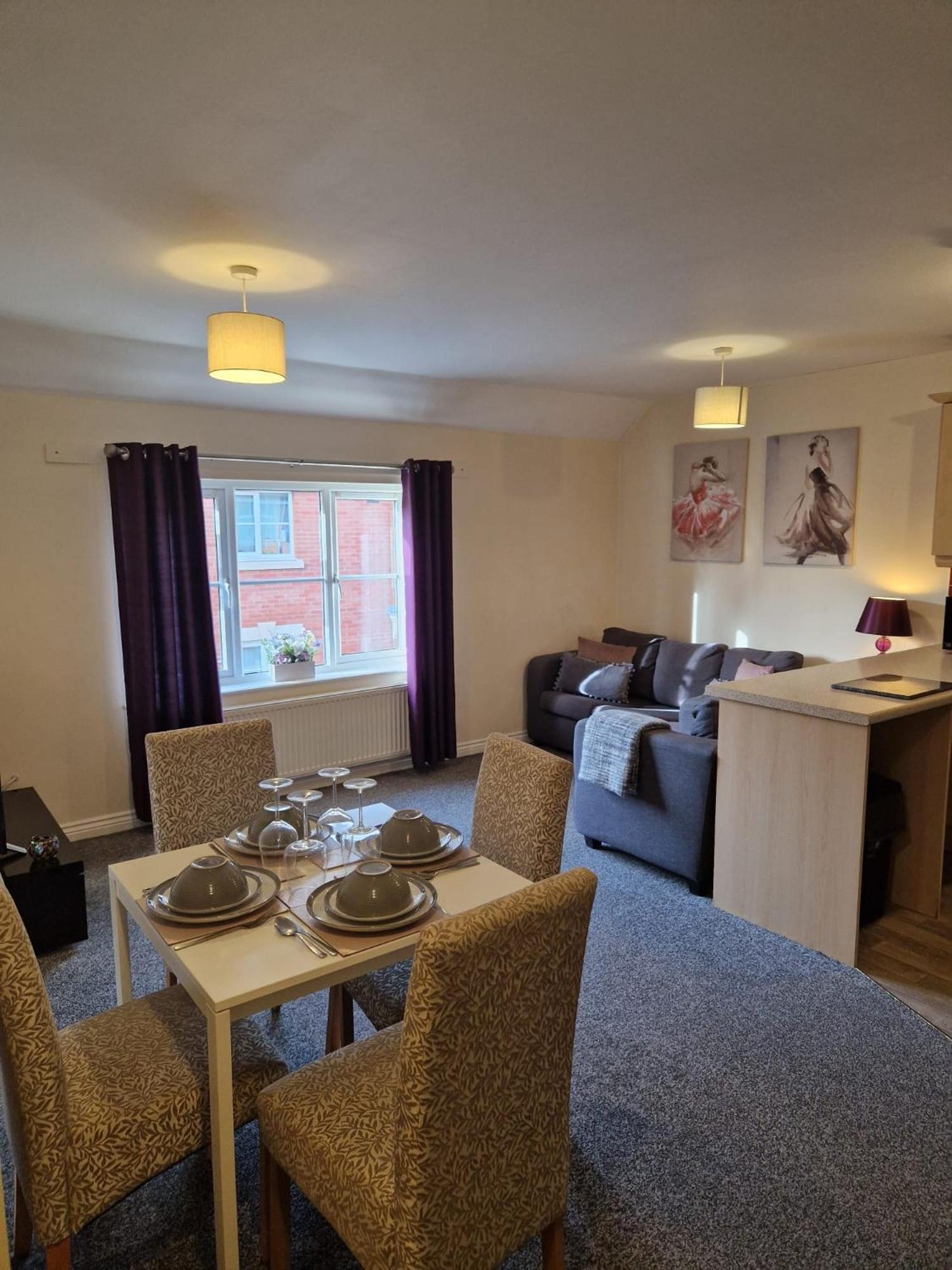 Apartment - Mayflower Coach House, Modern 2 Bedroom With Parking, Located South Of City, Suitable For Small Family, Couple Or Contractors - Sleeps Up To 5 Guests - Hosted By Rentmyhouse Hereford