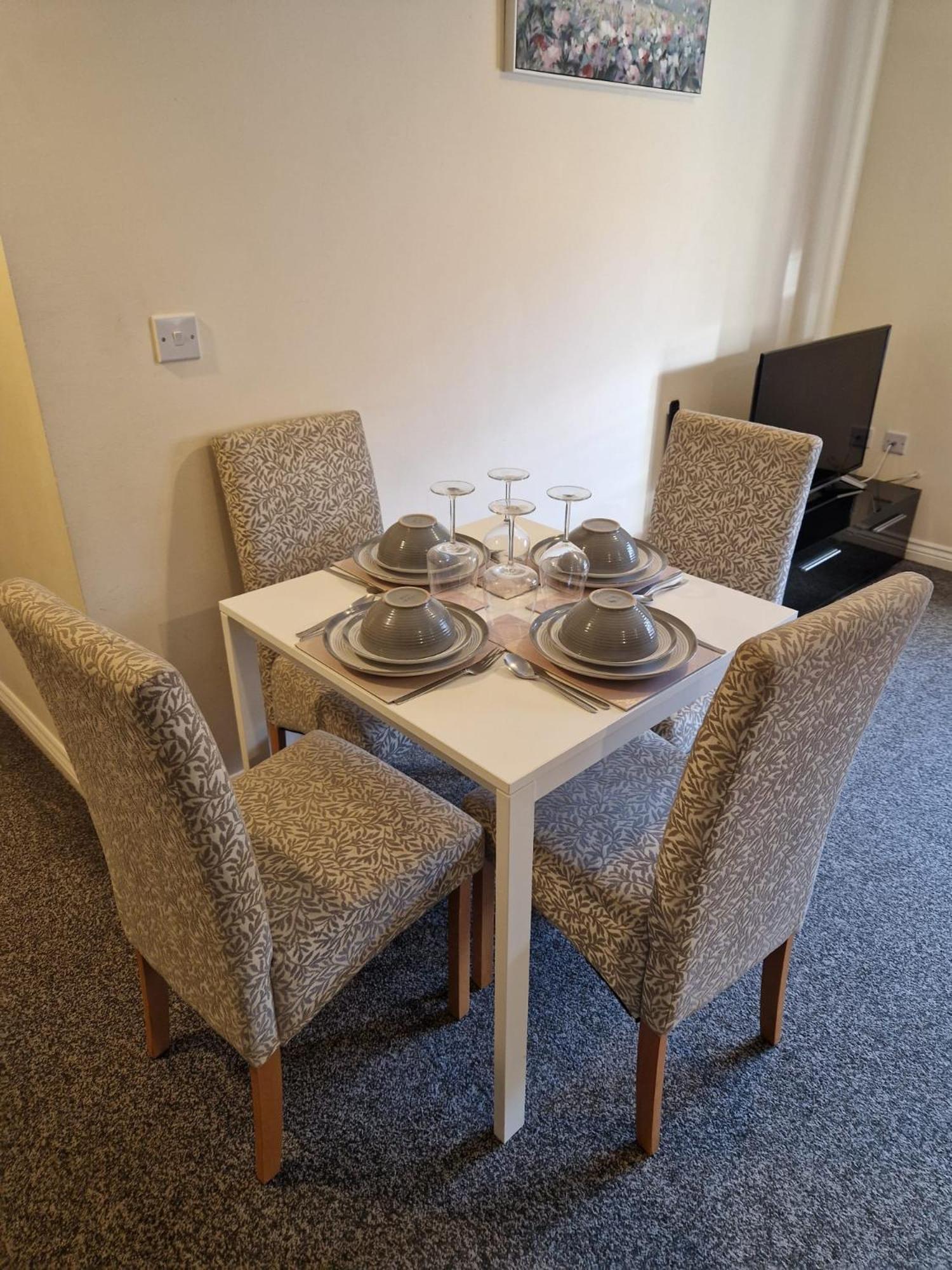 - Mayflower Coach House, Modern 2 Bedroom With Parking, Located South Of City, Suitable For Small Family, Couple Or Contractors - Sleeps Up To 5 Guests - Hosted By Rentmyhouse *