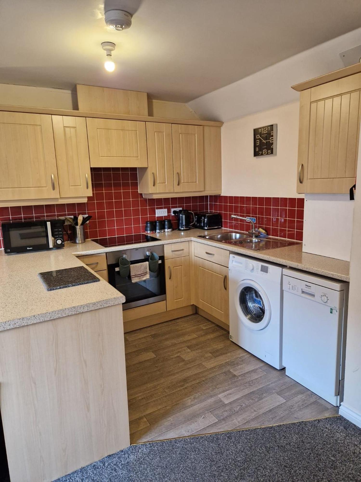 - Mayflower Coach House, Modern 2 Bedroom With Parking, Located South Of City, Suitable For Small Family, Couple Or Contractors - Sleeps Up To 5 Guests - Hosted By Rentmyhouse Hereford