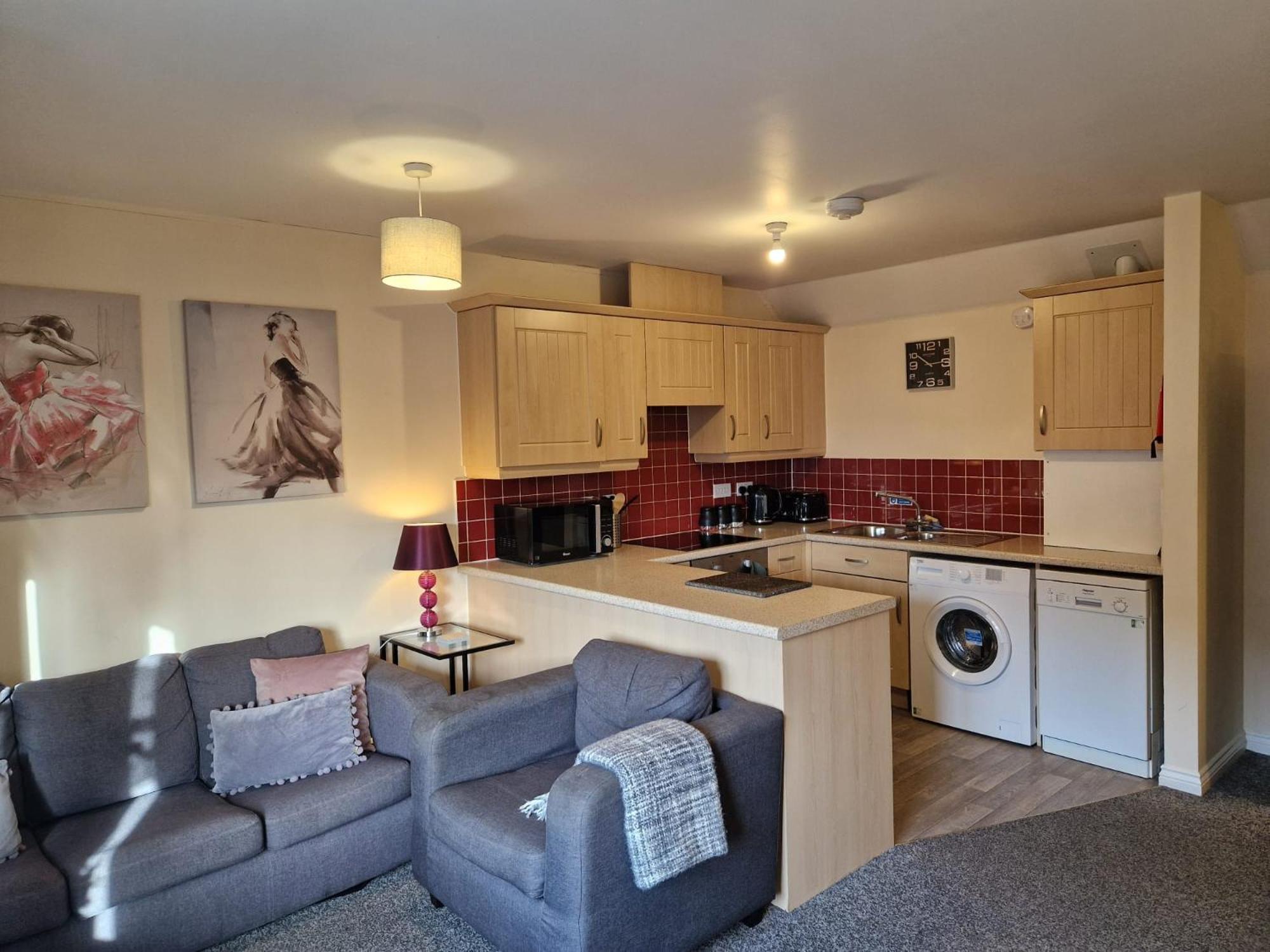 - Mayflower Coach House, Modern 2 Bedroom With Parking, Located South Of City, Suitable For Small Family, Couple Or Contractors - Sleeps Up To 5 Guests - Hosted By Rentmyhouse