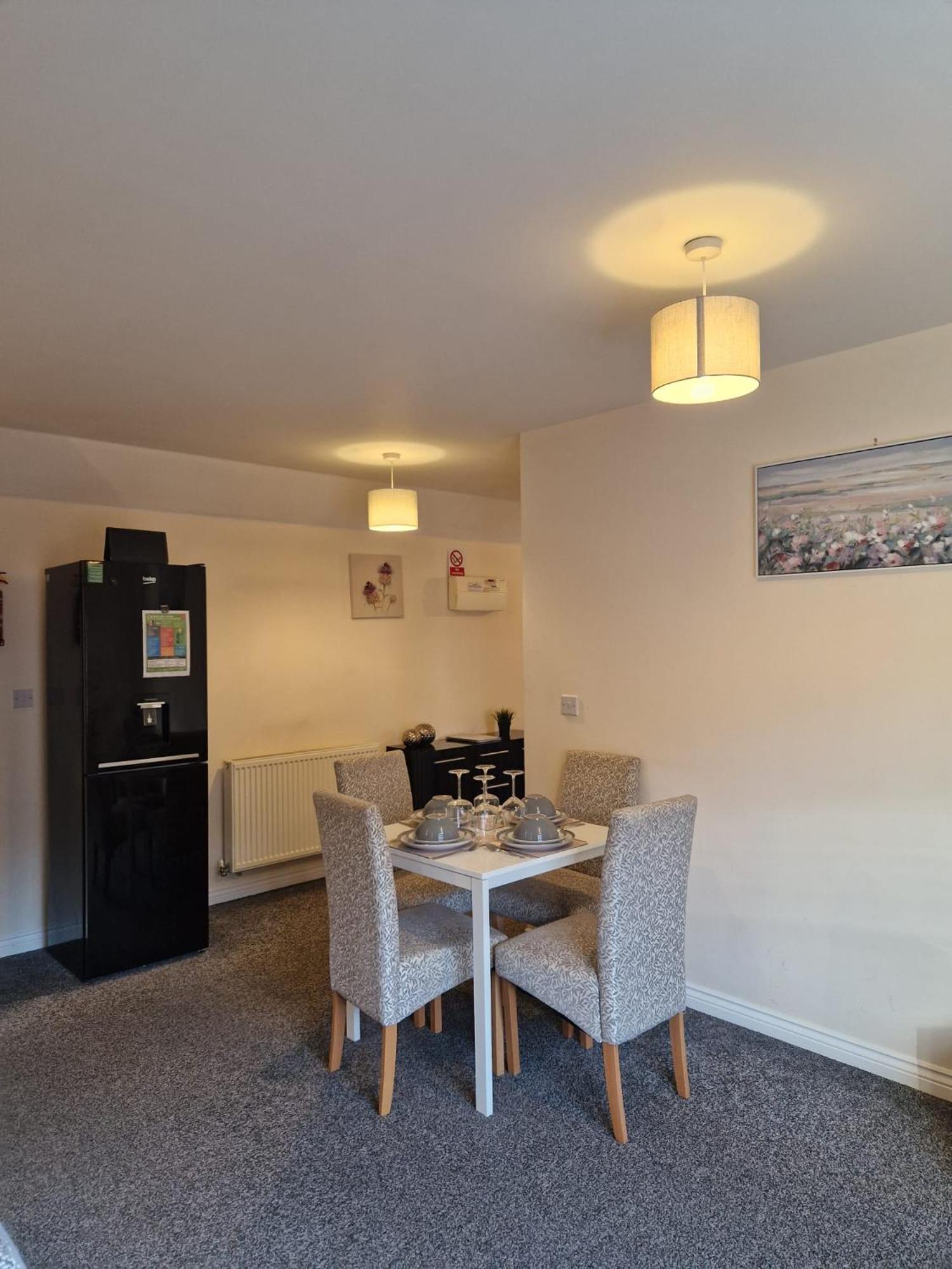 Apartment - Mayflower Coach House, Modern 2 Bedroom With Parking, Located South Of City, Suitable For Small Family, Couple Or Contractors - Sleeps Up To 5 Guests - Hosted By Rentmyhouse