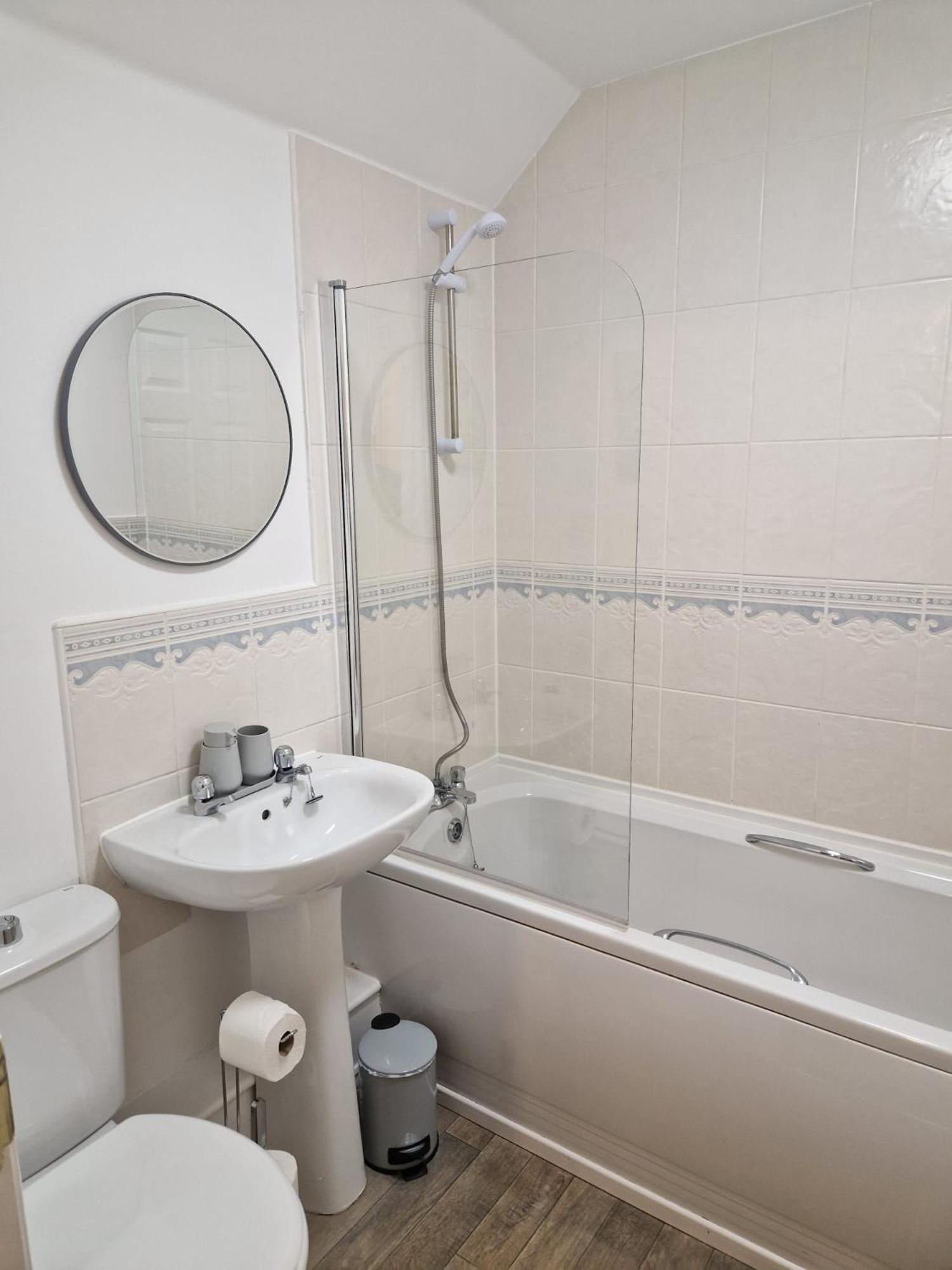 - Mayflower Coach House, Modern 2 Bedroom With Parking, Located South Of City, Suitable For Small Family, Couple Or Contractors - Sleeps Up To 5 Guests - Hosted By Rentmyhouse Apartment *