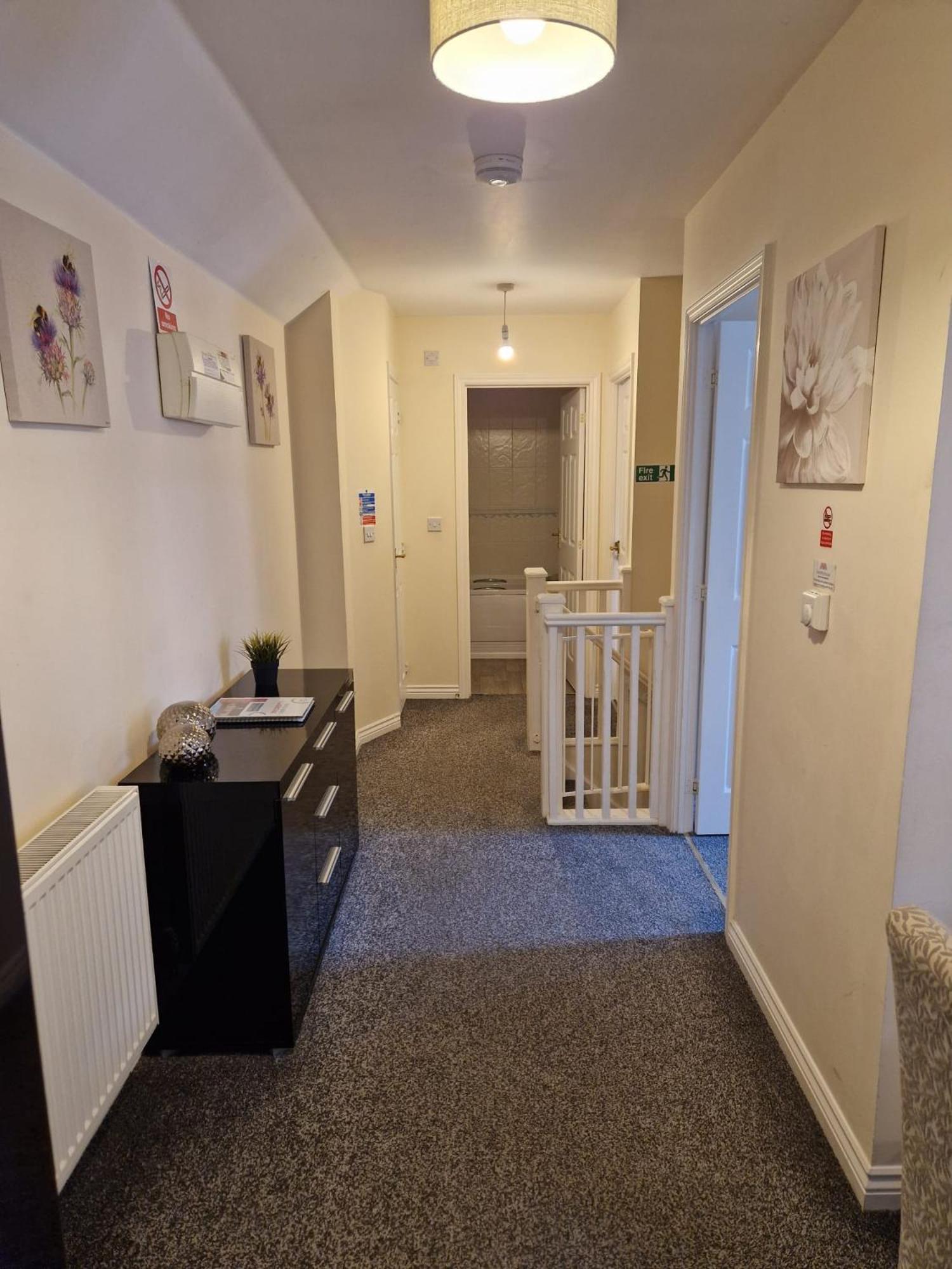 - Mayflower Coach House, Modern 2 Bedroom With Parking, Located South Of City, Suitable For Small Family, Couple Or Contractors - Sleeps Up To 5 Guests - Hosted By Rentmyhouse Apartment Hereford