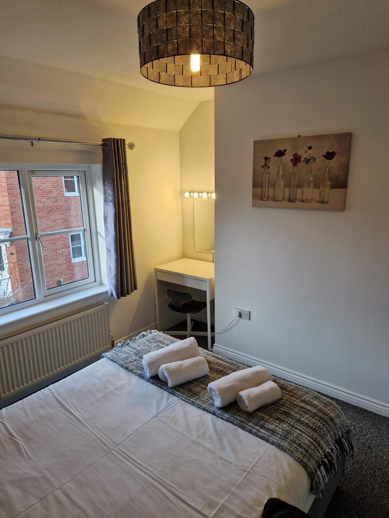 - Mayflower Coach House, Modern 2 Bedroom With Parking, Located South Of City, Suitable For Small Family, Couple Or Contractors - Sleeps Up To 5 Guests - Hosted By Rentmyhouse *