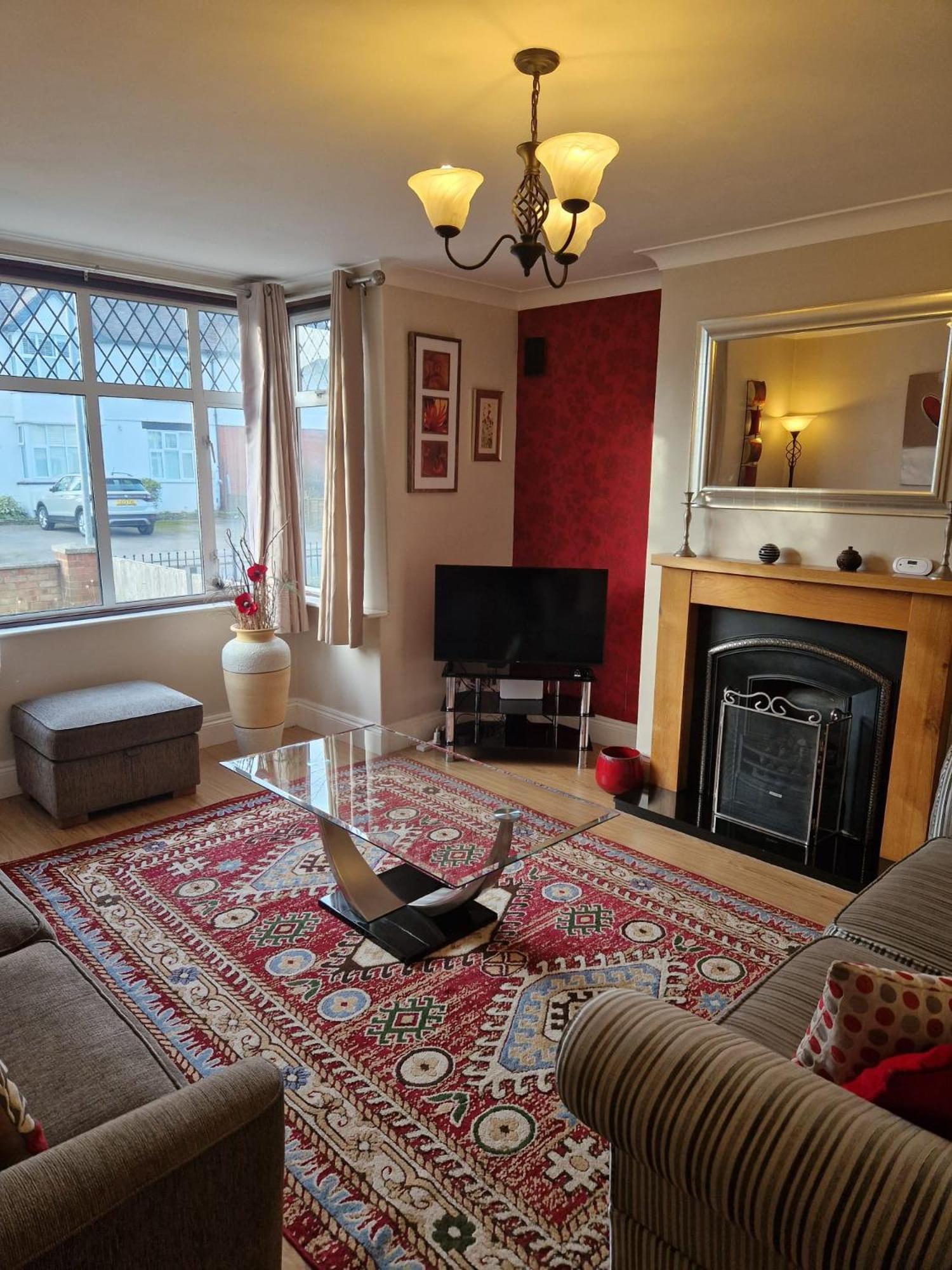 Holiday home - Goldcrest House - 4 Bedroom House With Parking, Located Very Close To Centre & River Wye - Sleeps Up To 6 Guests - Hosted By Rentmyhouse *