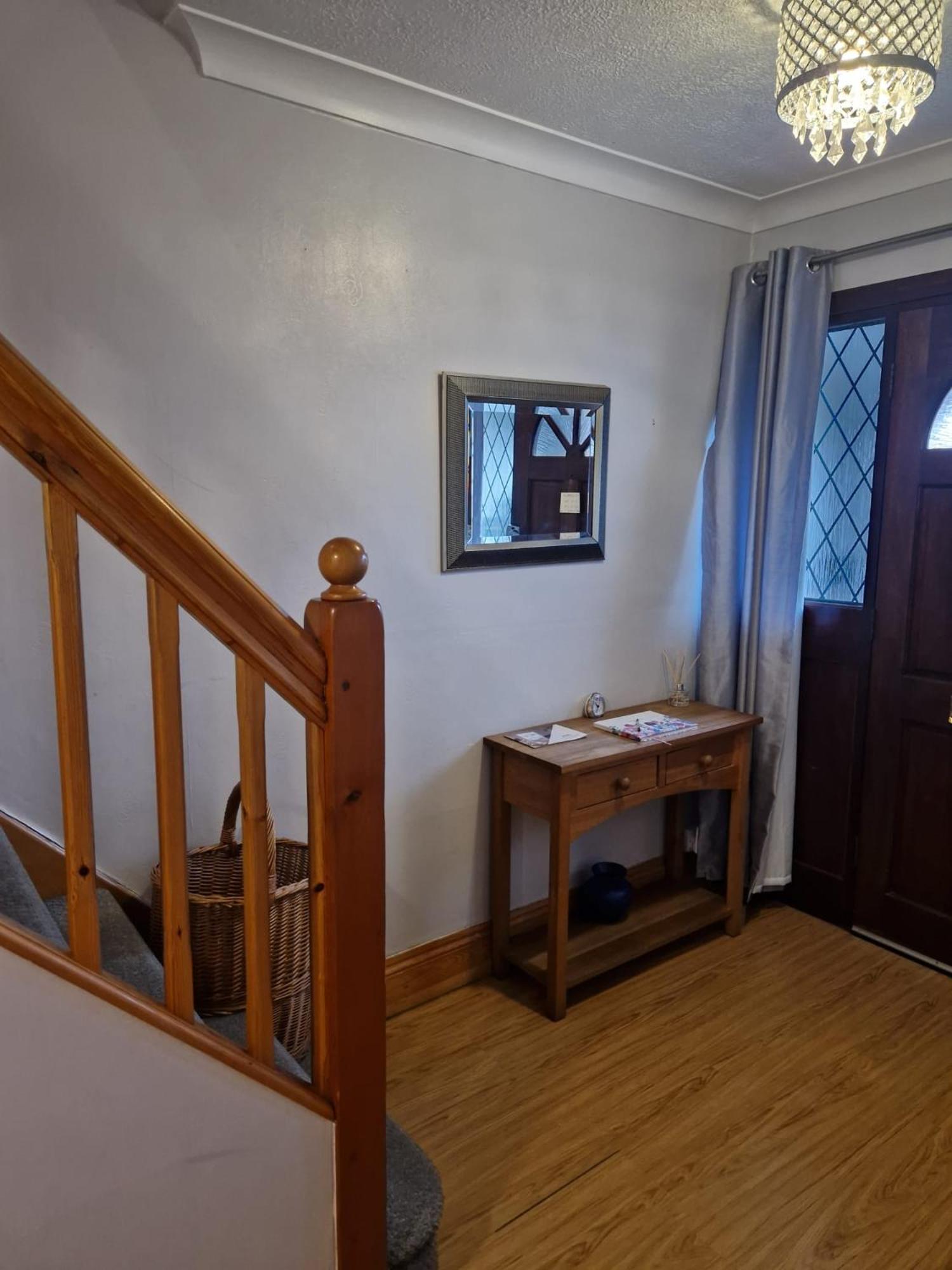 Holiday home - Goldcrest House - 4 Bedroom House With Parking, Located Very Close To Centre & River Wye - Sleeps Up To 6 Guests - Hosted By Rentmyhouse Hereford