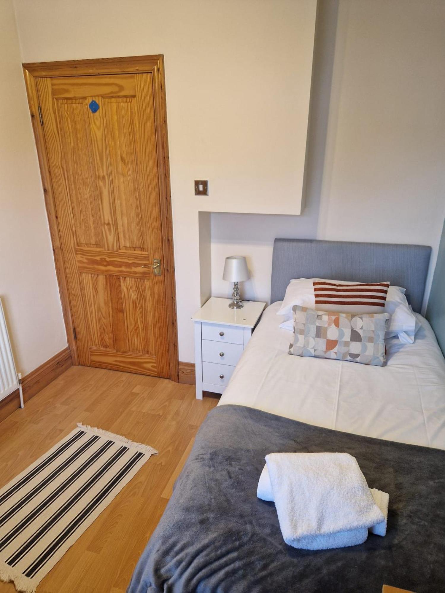 - Goldcrest House - 4 Bedroom House With Parking, Located Very Close To Centre & River Wye - Sleeps Up To 6 Guests - Hosted By Rentmyhouse