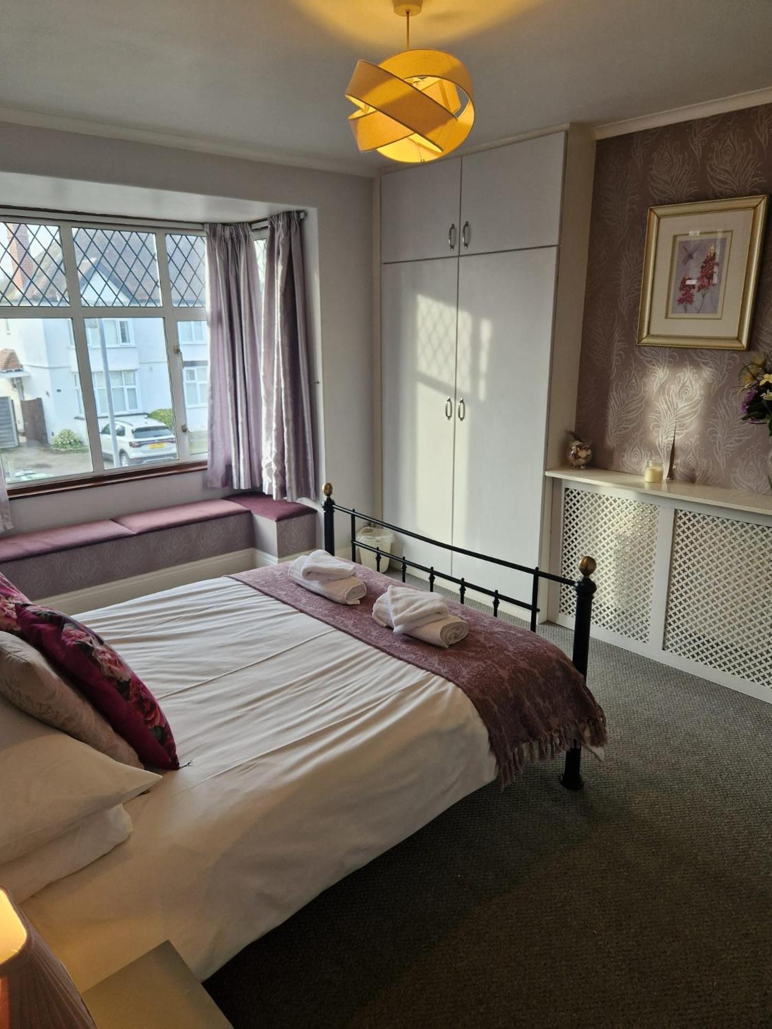 Holiday home - Goldcrest House - 4 Bedroom House With Parking, Located Very Close To Centre & River Wye - Sleeps Up To 6 Guests - Hosted By Rentmyhouse