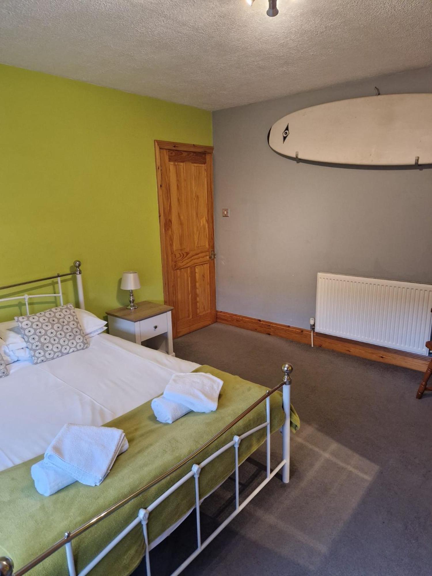 Holiday home - Goldcrest House - 4 Bedroom House With Parking, Located Very Close To Centre & River Wye - Sleeps Up To 6 Guests - Hosted By Rentmyhouse *