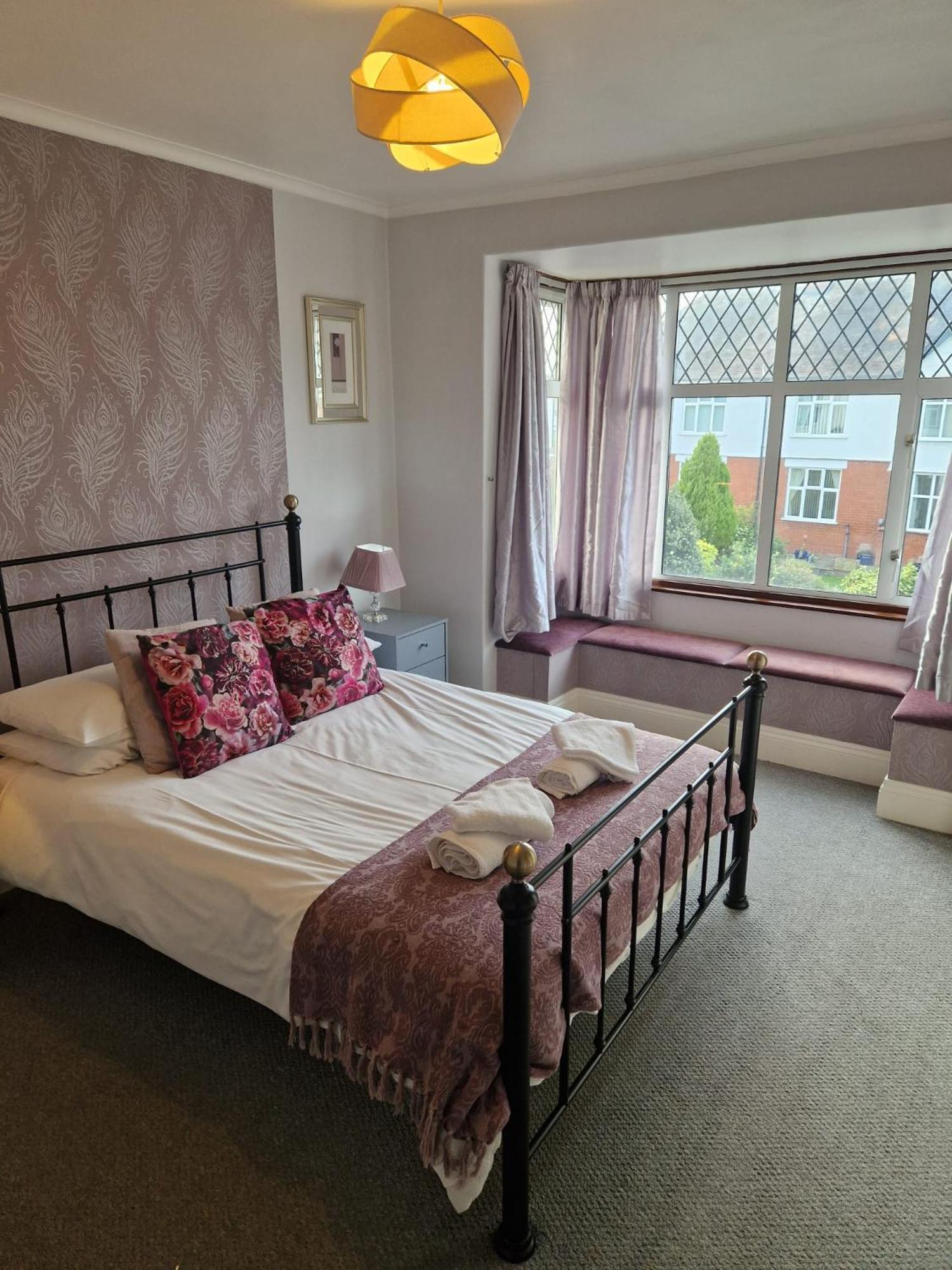 - Goldcrest House - 4 Bedroom House With Parking, Located Very Close To Centre & River Wye - Sleeps Up To 6 Guests - Hosted By Rentmyhouse Holiday home Hereford