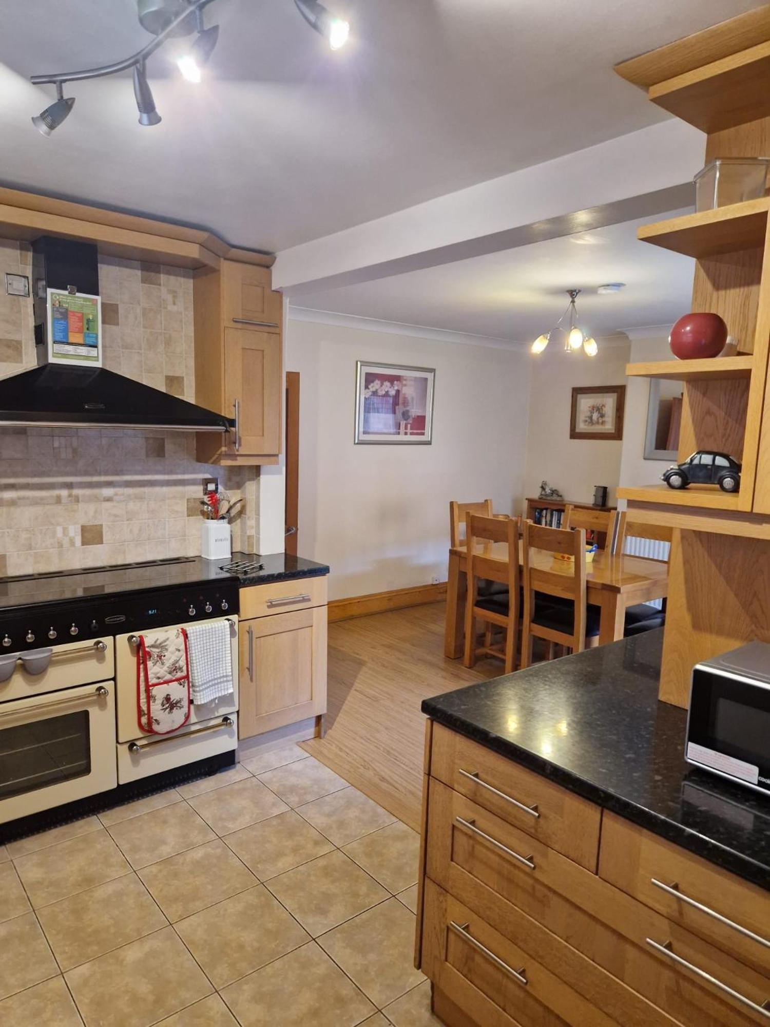 - Goldcrest House - 4 Bedroom House With Parking, Located Very Close To Centre & River Wye - Sleeps Up To 6 Guests - Hosted By Rentmyhouse Hereford