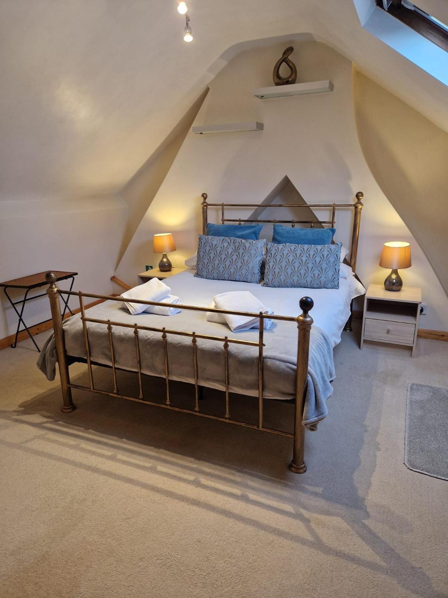 - Goldcrest House - 4 Bedroom House With Parking, Located Very Close To Centre & River Wye - Sleeps Up To 6 Guests - Hosted By Rentmyhouse * Hereford