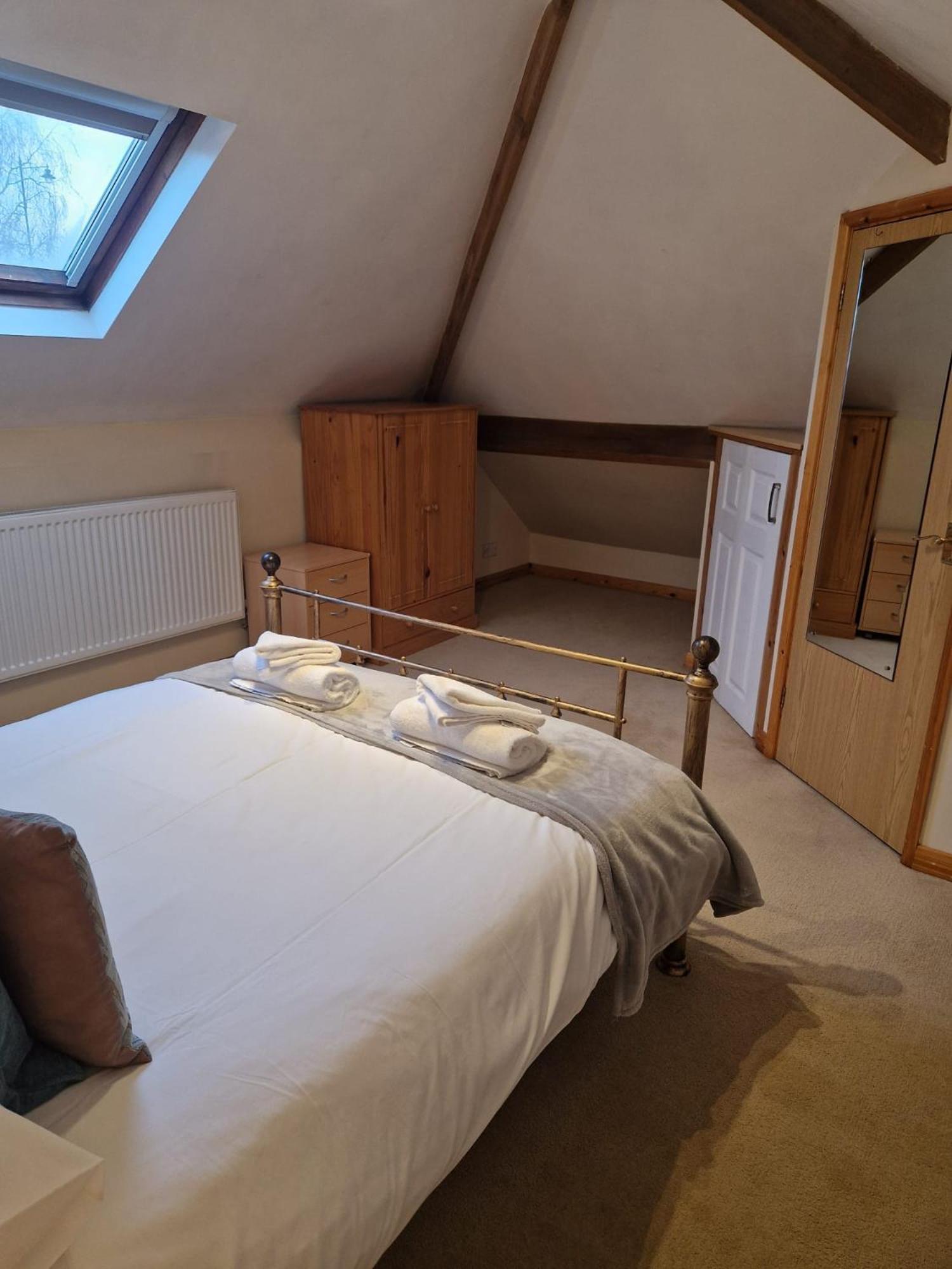 - Goldcrest House - 4 Bedroom House With Parking, Located Very Close To Centre & River Wye - Sleeps Up To 6 Guests - Hosted By Rentmyhouse