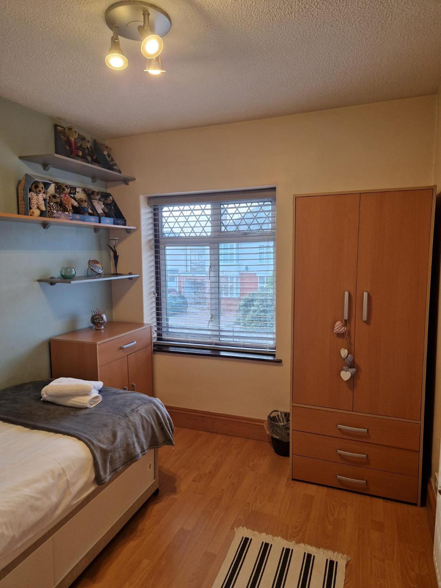 Holiday home - Goldcrest House - 4 Bedroom House With Parking, Located Very Close To Centre & River Wye - Sleeps Up To 6 Guests - Hosted By Rentmyhouse