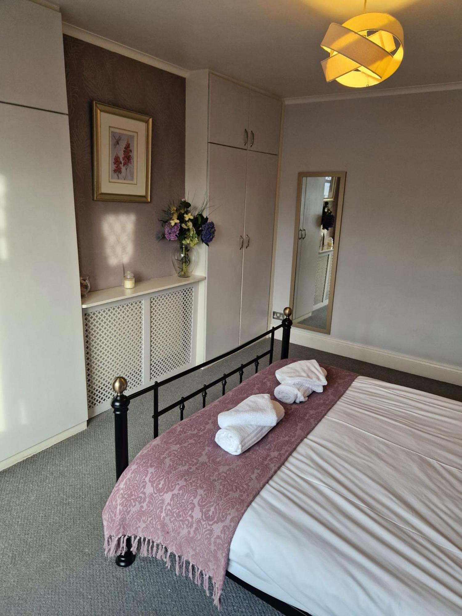 Holiday home - Goldcrest House - 4 Bedroom House With Parking, Located Very Close To Centre & River Wye - Sleeps Up To 6 Guests - Hosted By Rentmyhouse *