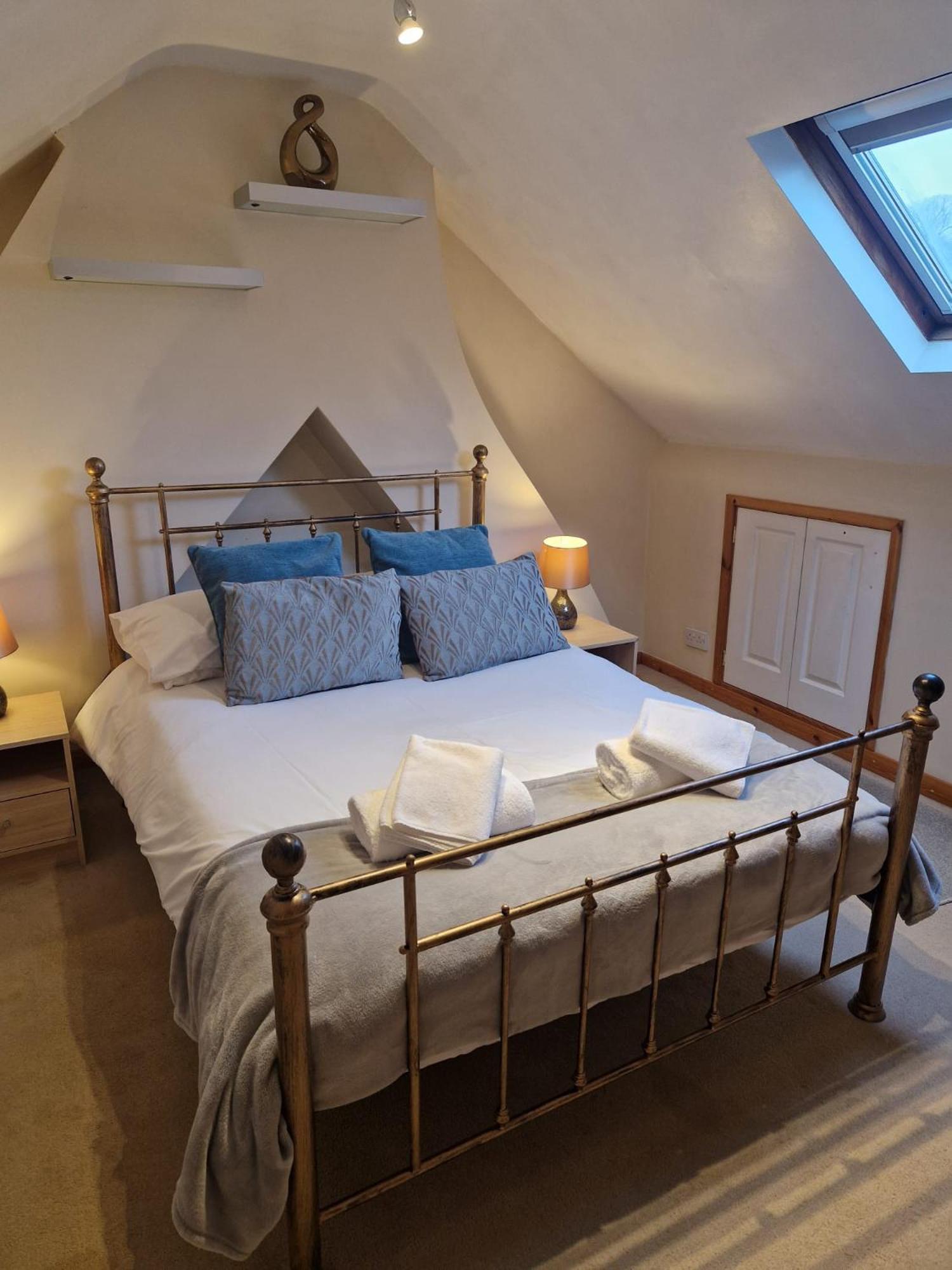 - Goldcrest House - 4 Bedroom House With Parking, Located Very Close To Centre & River Wye - Sleeps Up To 6 Guests - Hosted By Rentmyhouse Holiday home Hereford