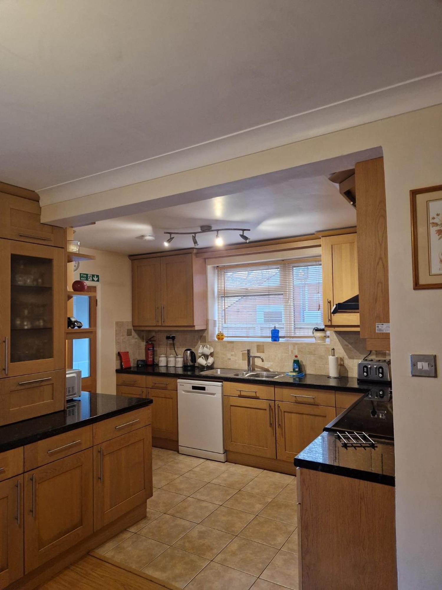 Holiday home - Goldcrest House - 4 Bedroom House With Parking, Located Very Close To Centre & River Wye - Sleeps Up To 6 Guests - Hosted By Rentmyhouse Hereford