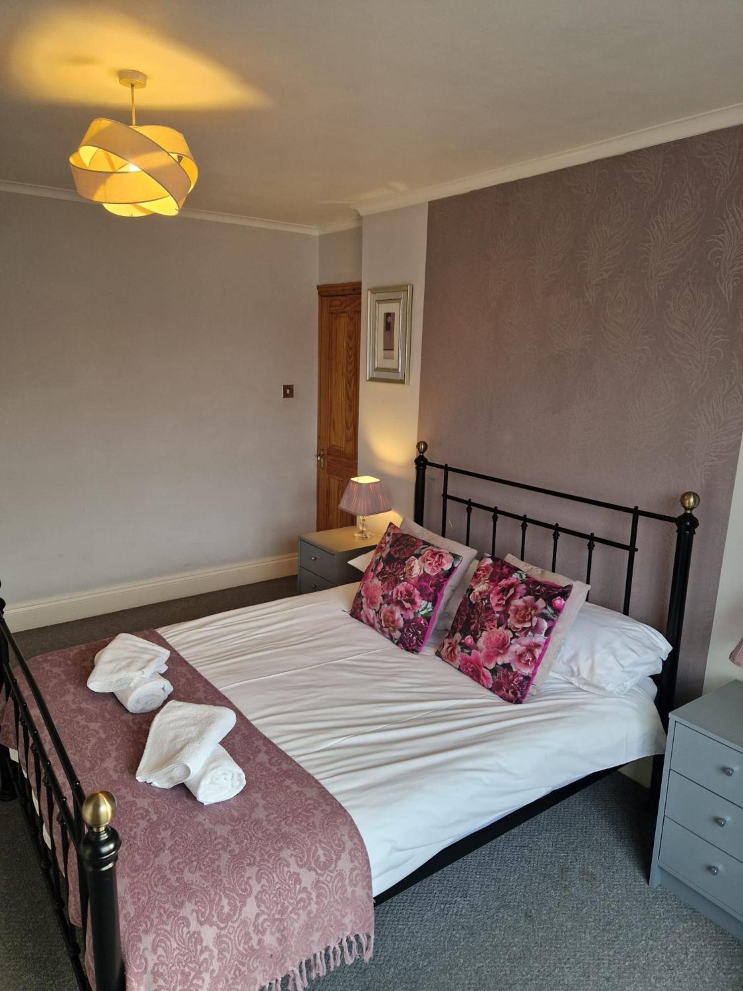 - Goldcrest House - 4 Bedroom House With Parking, Located Very Close To Centre & River Wye - Sleeps Up To 6 Guests - Hosted By Rentmyhouse *