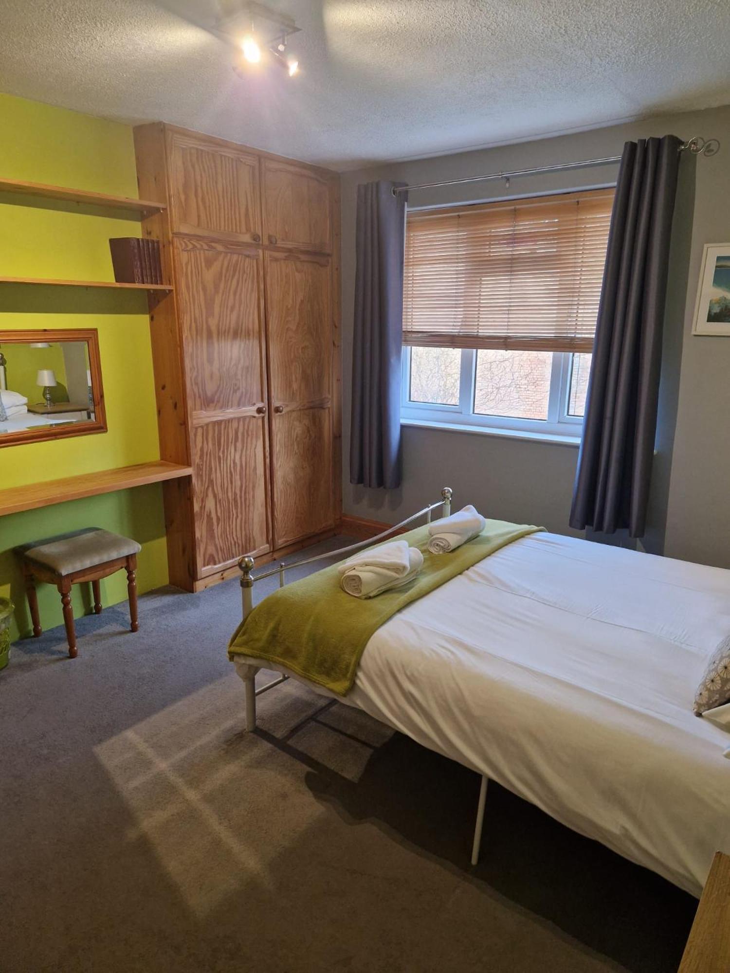- Goldcrest House - 4 Bedroom House With Parking, Located Very Close To Centre & River Wye - Sleeps Up To 6 Guests - Hosted By Rentmyhouse