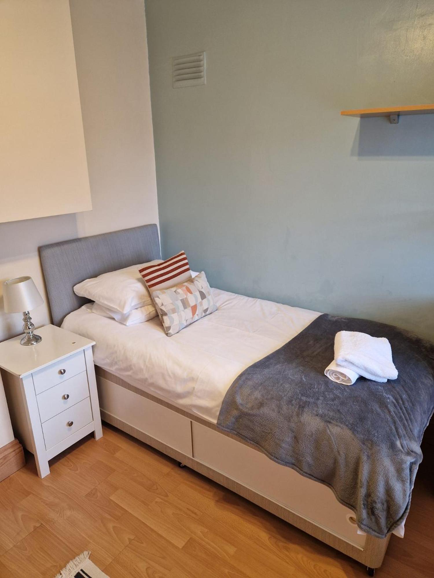 - Goldcrest House - 4 Bedroom House With Parking, Located Very Close To Centre & River Wye - Sleeps Up To 6 Guests - Hosted By Rentmyhouse Holiday home
