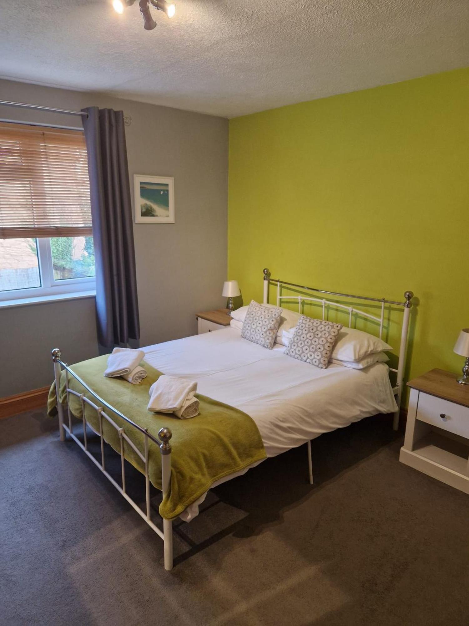 Holiday home - Goldcrest House - 4 Bedroom House With Parking, Located Very Close To Centre & River Wye - Sleeps Up To 6 Guests - Hosted By Rentmyhouse