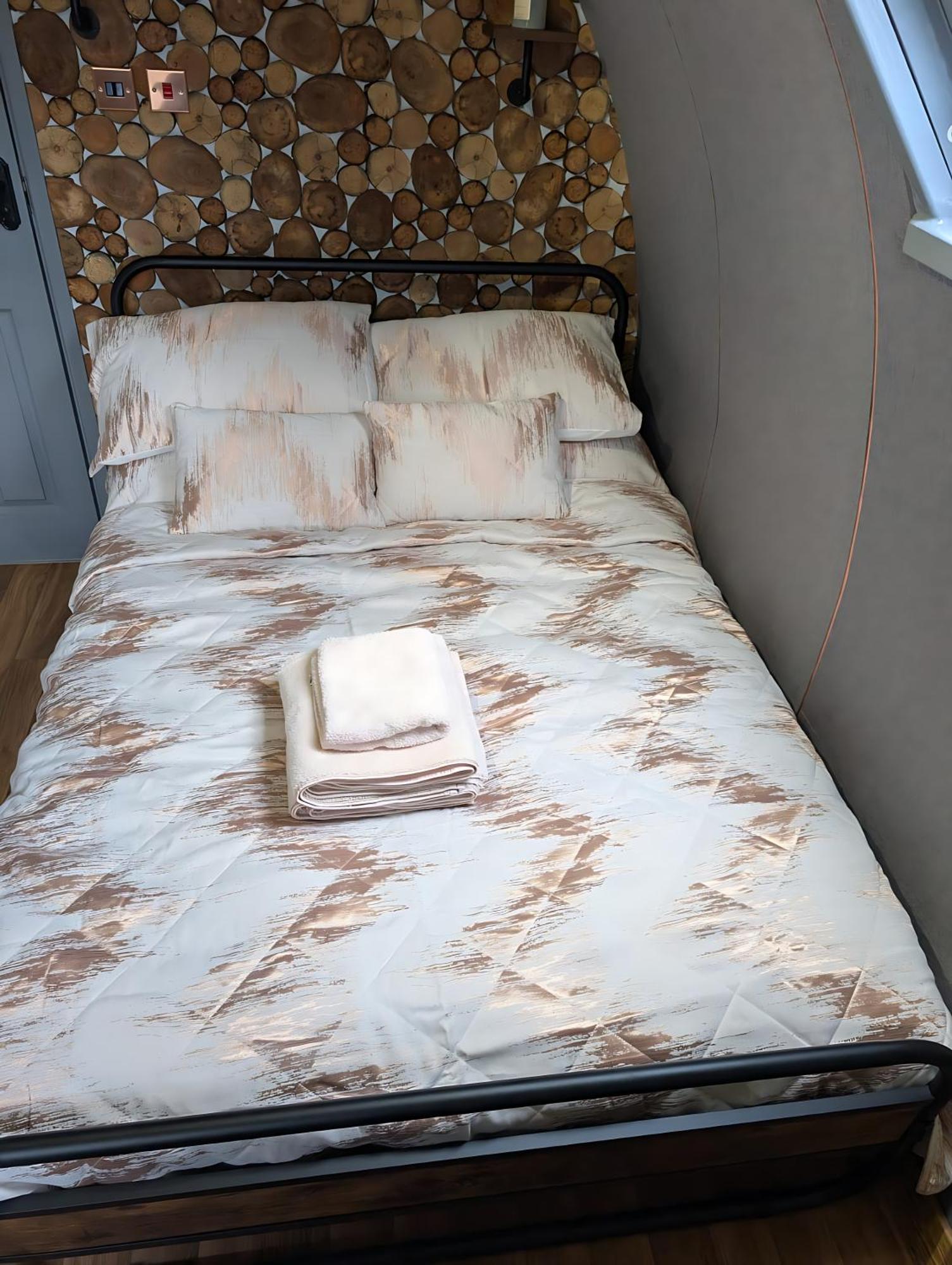 Caplor Glamping & *