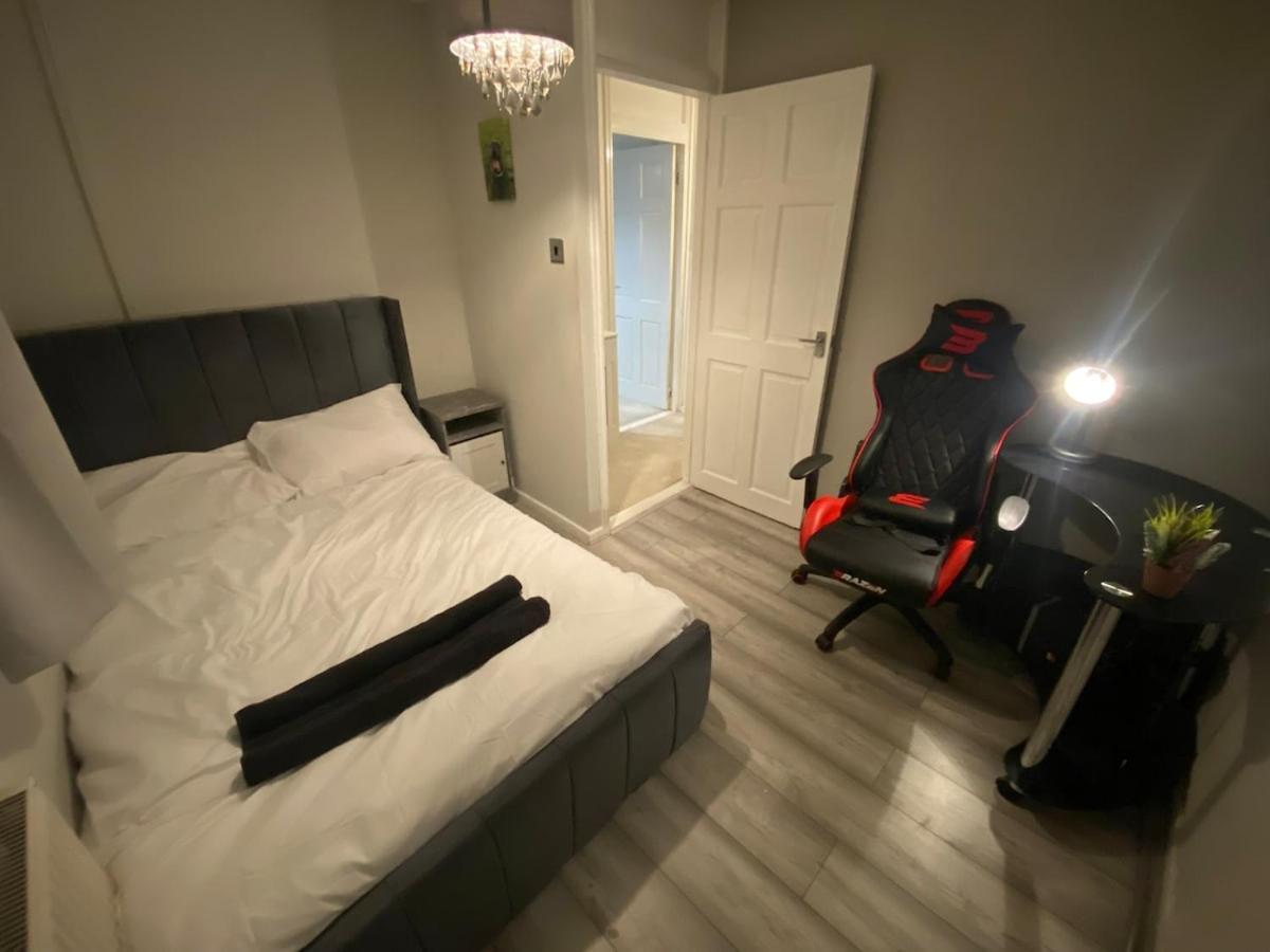 Lovely, Modern, King Bed, 3bedroom House, 6 Ppl Holiday home *