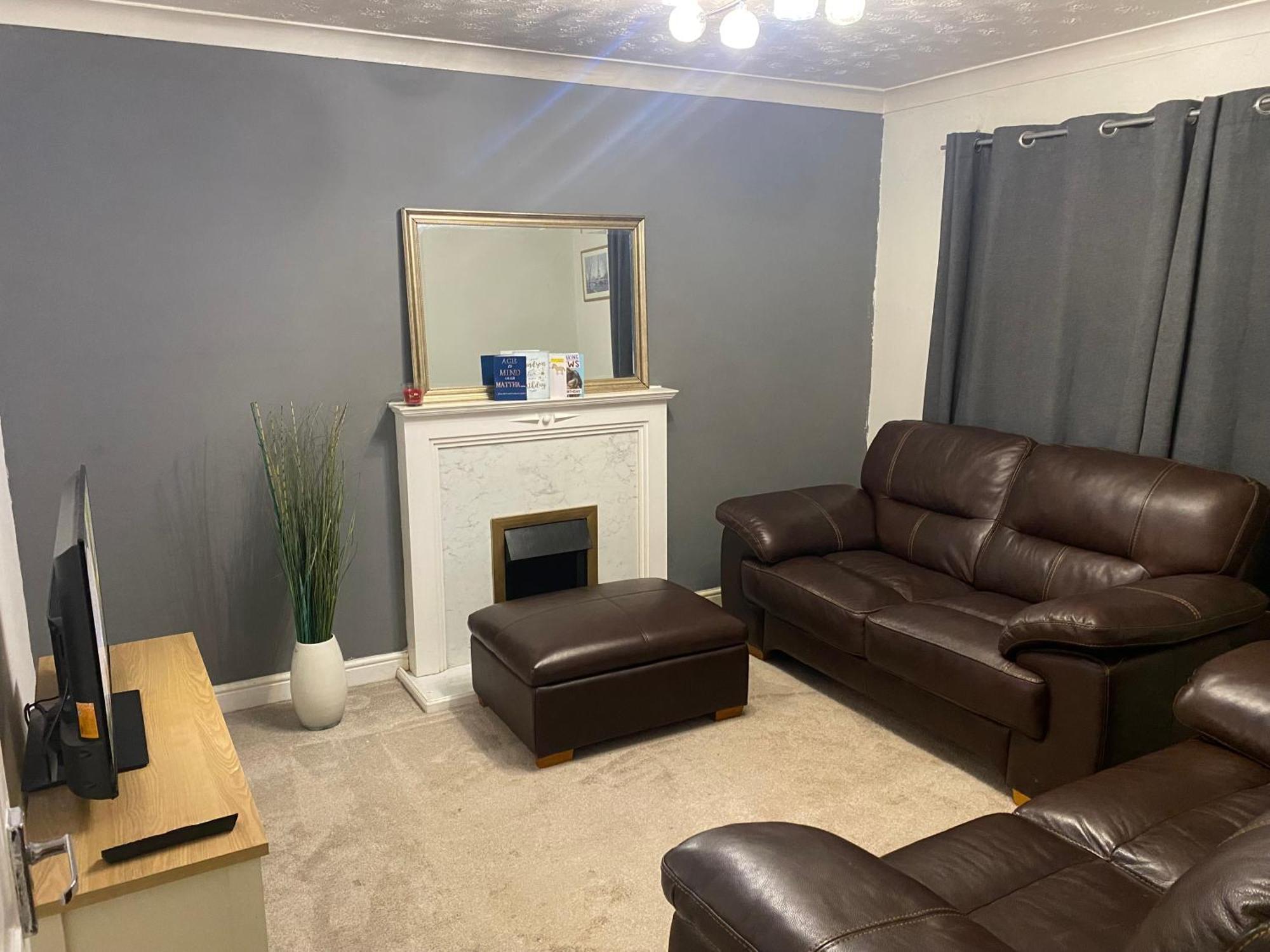 Lovely, Modern, King Bed, 3bedroom House, 6 Ppl Holiday home *