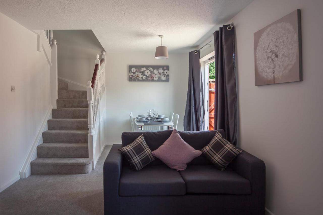 Apartment - Kestrel House - 4 Bedroom House Close To With Parking - Sleeps 7 - Suitable For Family Gatherings Or Contractors With Vehicles - Hosted By Rentmyhouse *