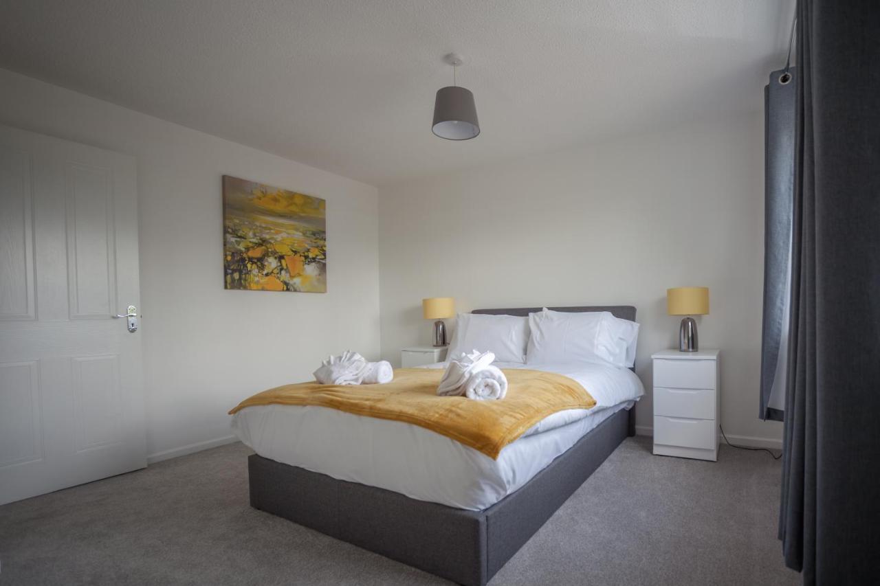 Apartment - Kestrel House - 4 Bedroom House Close To With Parking - Sleeps 7 - Suitable For Family Gatherings Or Contractors With Vehicles - Hosted By Rentmyhouse Hereford