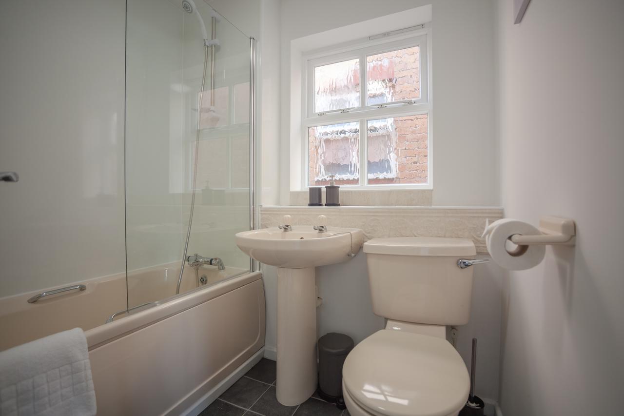 Apartment - Kestrel House - 4 Bedroom House Close To With Parking - Sleeps 7 - Suitable For Family Gatherings Or Contractors With Vehicles - Hosted By Rentmyhouse Hereford