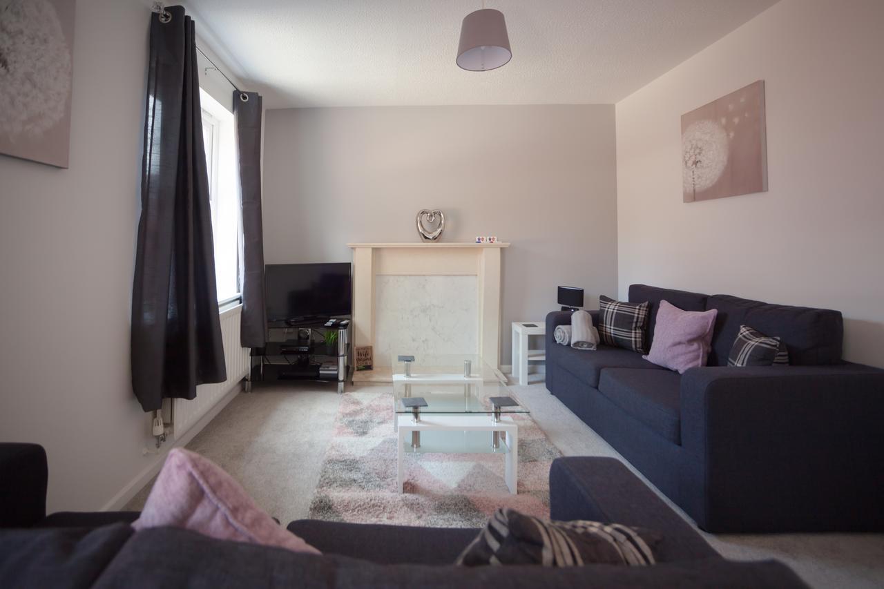 Apartment - Kestrel House - 4 Bedroom House Close To With Parking - Sleeps 7 - Suitable For Family Gatherings Or Contractors With Vehicles - Hosted By Rentmyhouse