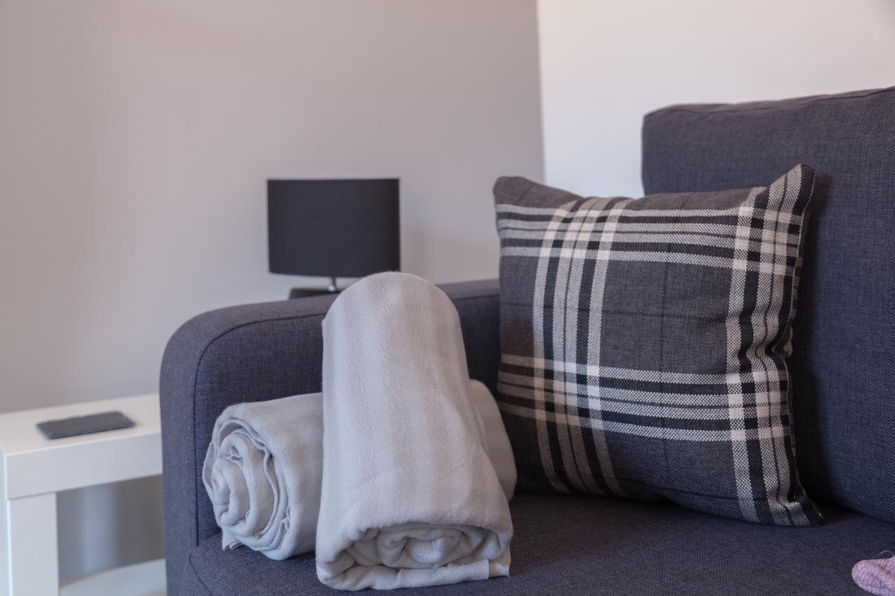Apartment - Kestrel House - 4 Bedroom House Close To With Parking - Sleeps 7 - Suitable For Family Gatherings Or Contractors With Vehicles - Hosted By Rentmyhouse *