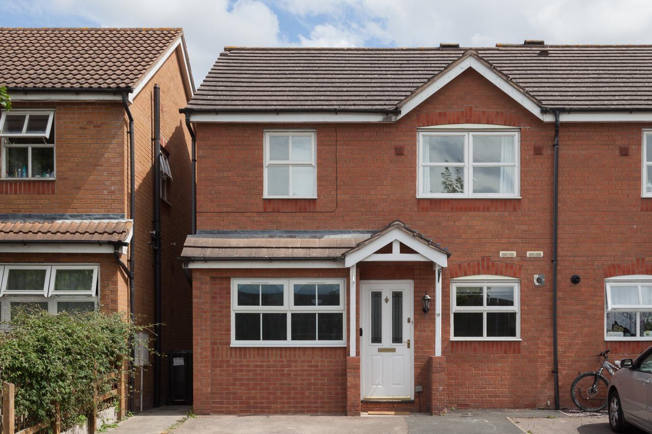 Apartment - Kestrel House - 4 Bedroom House Close To With Parking - Sleeps 7 - Suitable For Family Gatherings Or Contractors With Vehicles - Hosted By Rentmyhouse Hereford
