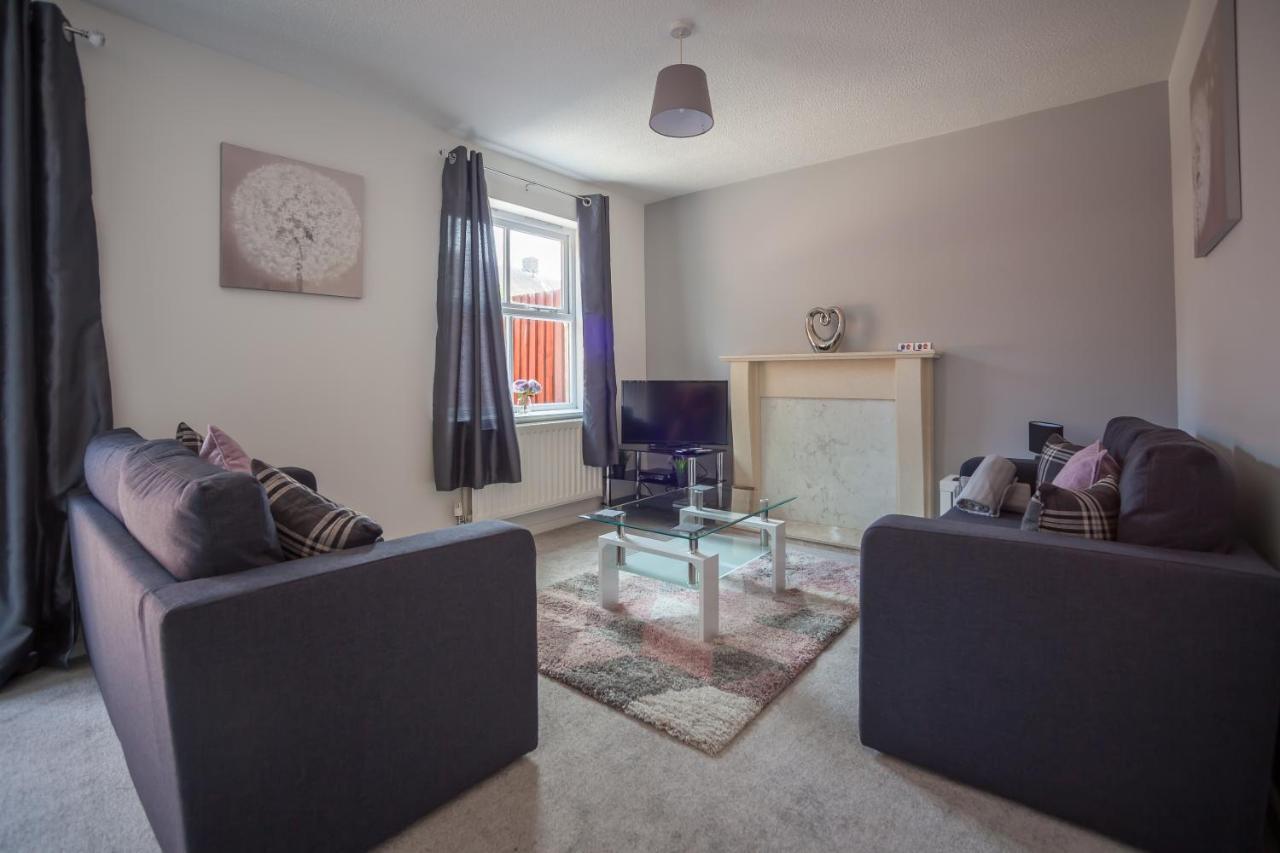 Apartment - Kestrel House - 4 Bedroom House Close To With Parking - Sleeps 7 - Suitable For Family Gatherings Or Contractors With Vehicles - Hosted By Rentmyhouse