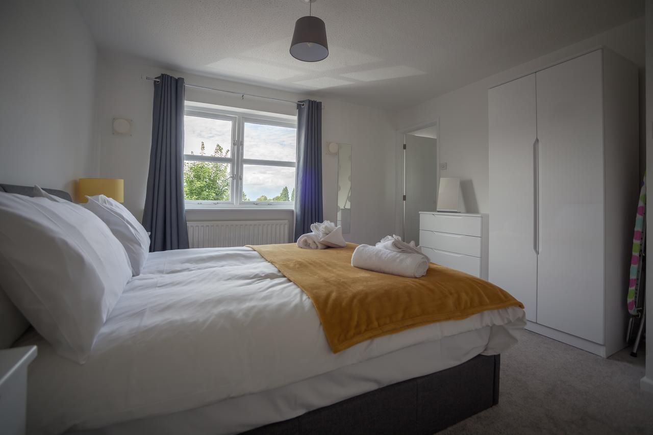 - Kestrel House - 4 Bedroom House Close To With Parking - Sleeps 7 - Suitable For Family Gatherings Or Contractors With Vehicles - Hosted By Rentmyhouse Apartment *