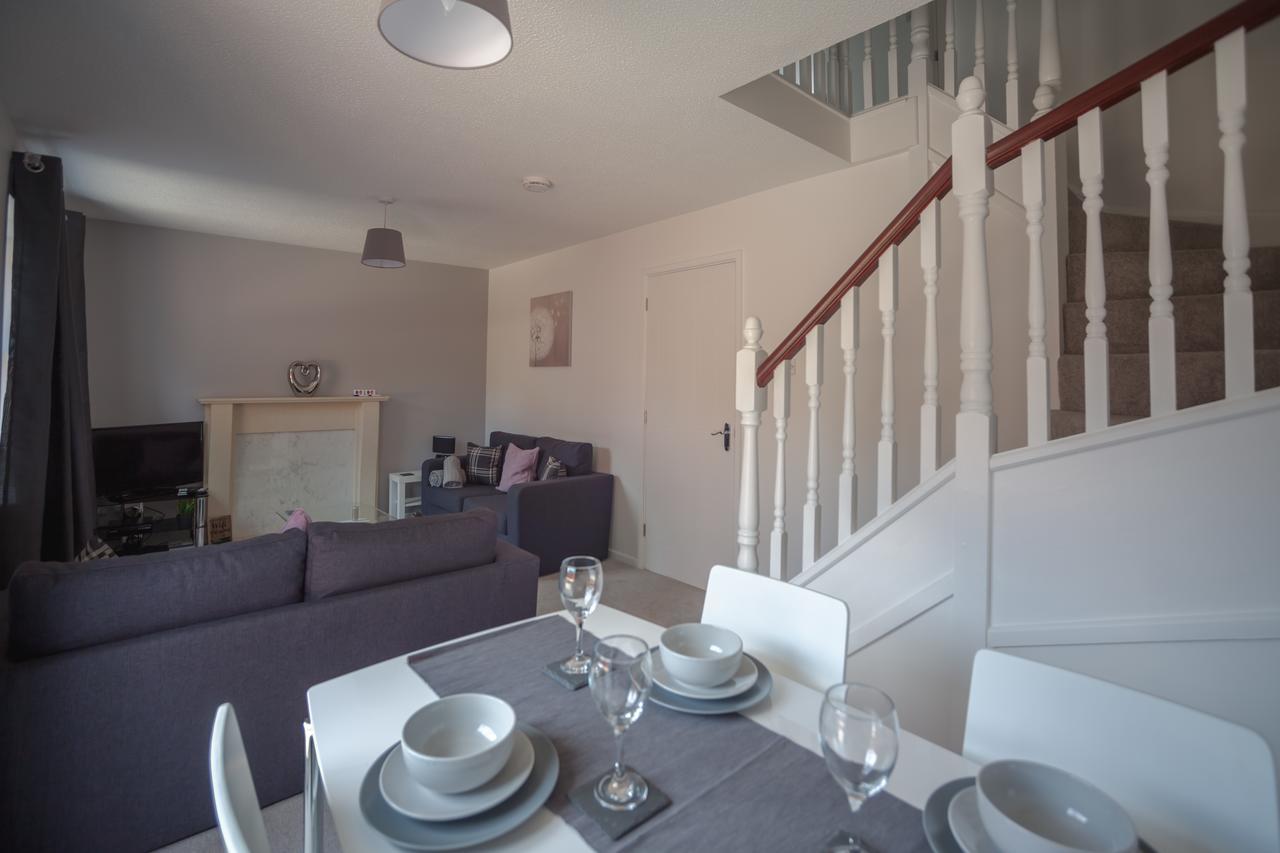 Apartment - Kestrel House - 4 Bedroom House Close To With Parking - Sleeps 7 - Suitable For Family Gatherings Or Contractors With Vehicles - Hosted By Rentmyhouse *