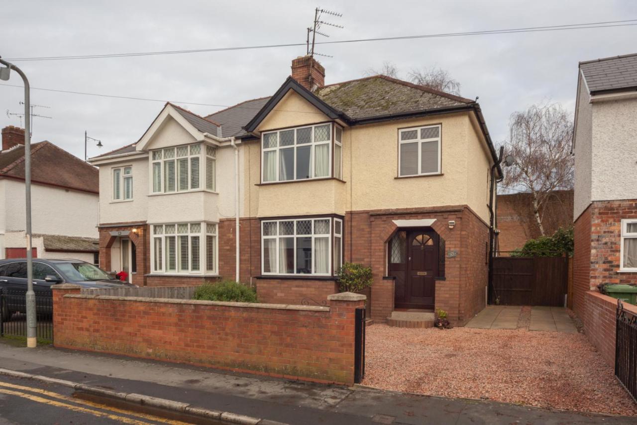 Holiday home - Goldcrest House - 4 Bedroom House With Parking, Located Very Close To Centre & River Wye - Sleeps Up To 6 Guests - Hosted By Rentmyhouse *